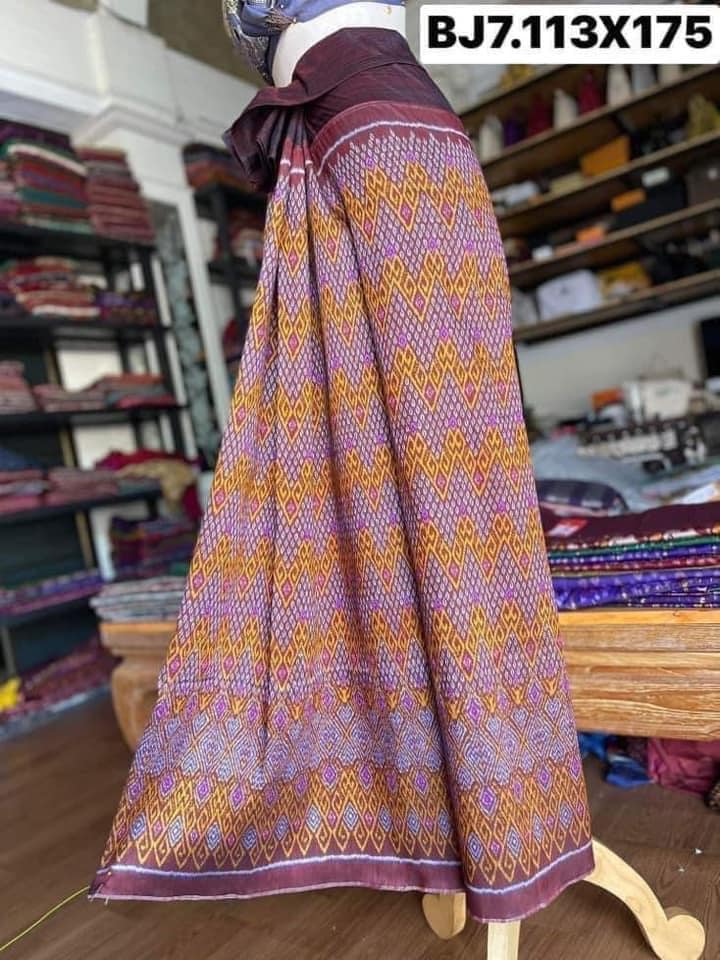 ซิ่น พระตะบอง ไหมบ้านสาวมือ ย้อมสีธรรมชาติ ขนาด 112x160ซม สีม่วง รหัส N9-SIL-BJ7