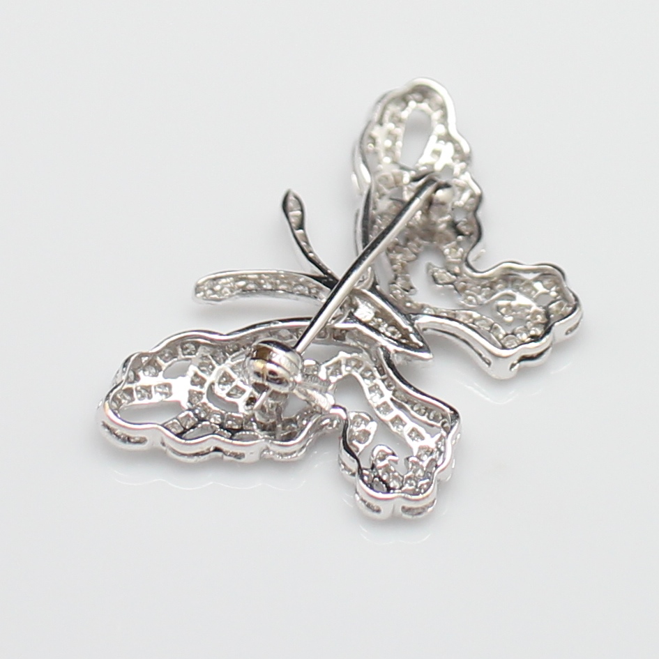 CL25006 เข็มกลัดผีเสื้อฝังเพชรฉลุลาย เพชรแท้ 0.90 กะรัต ทองแท้ 18k นน.รวม 4.1 กรัม งานสวย