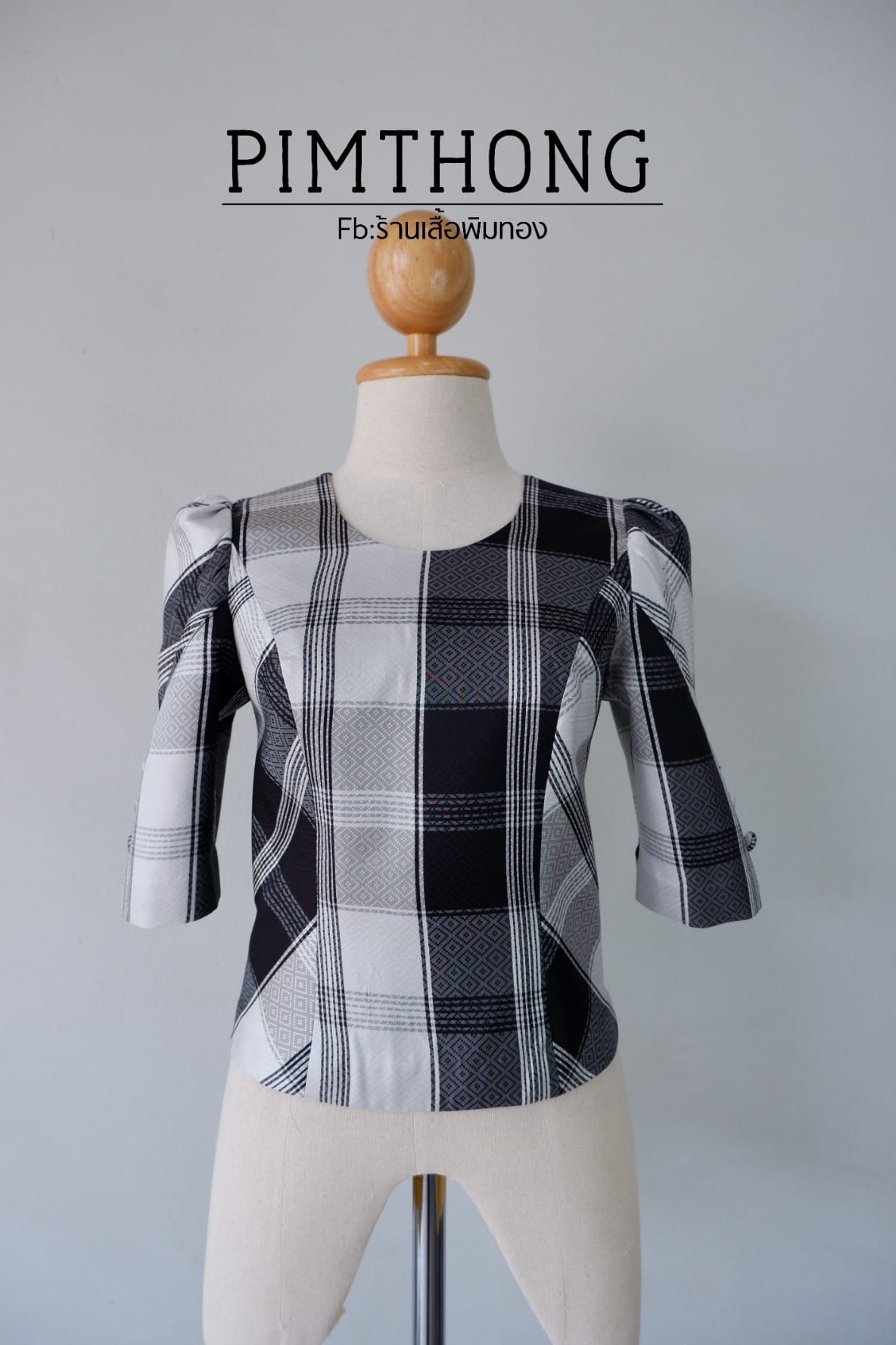 เสื้อสตรี แขนสามส่วน ผ้าไหมโสร่งยกดอก 6ตะกอ เลือกตามไซส์ สีดำ-ขาว รหัส WD-PTS0603662