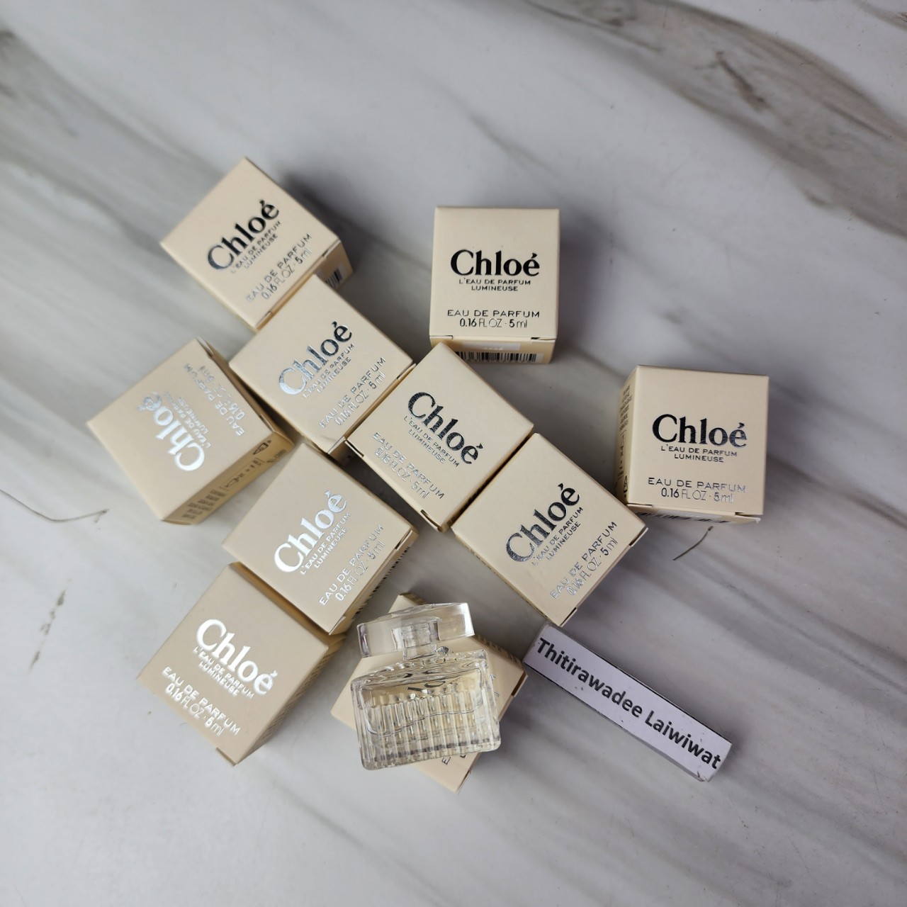 น้ำหอมจิ๋วมินิ Chloe Signature L'Eau de Parfum Lumineuse 5ml แบบแต้มมีกล่อง ( Mini Perfume น้ำหอมขนาดพกพา) น้ำหอมจิ๋วมินิ ขวดน่ารัก ตั้งโชว์ก็สวย พกพาก็สะดวก หัวแต้มตามจุดชีพจร