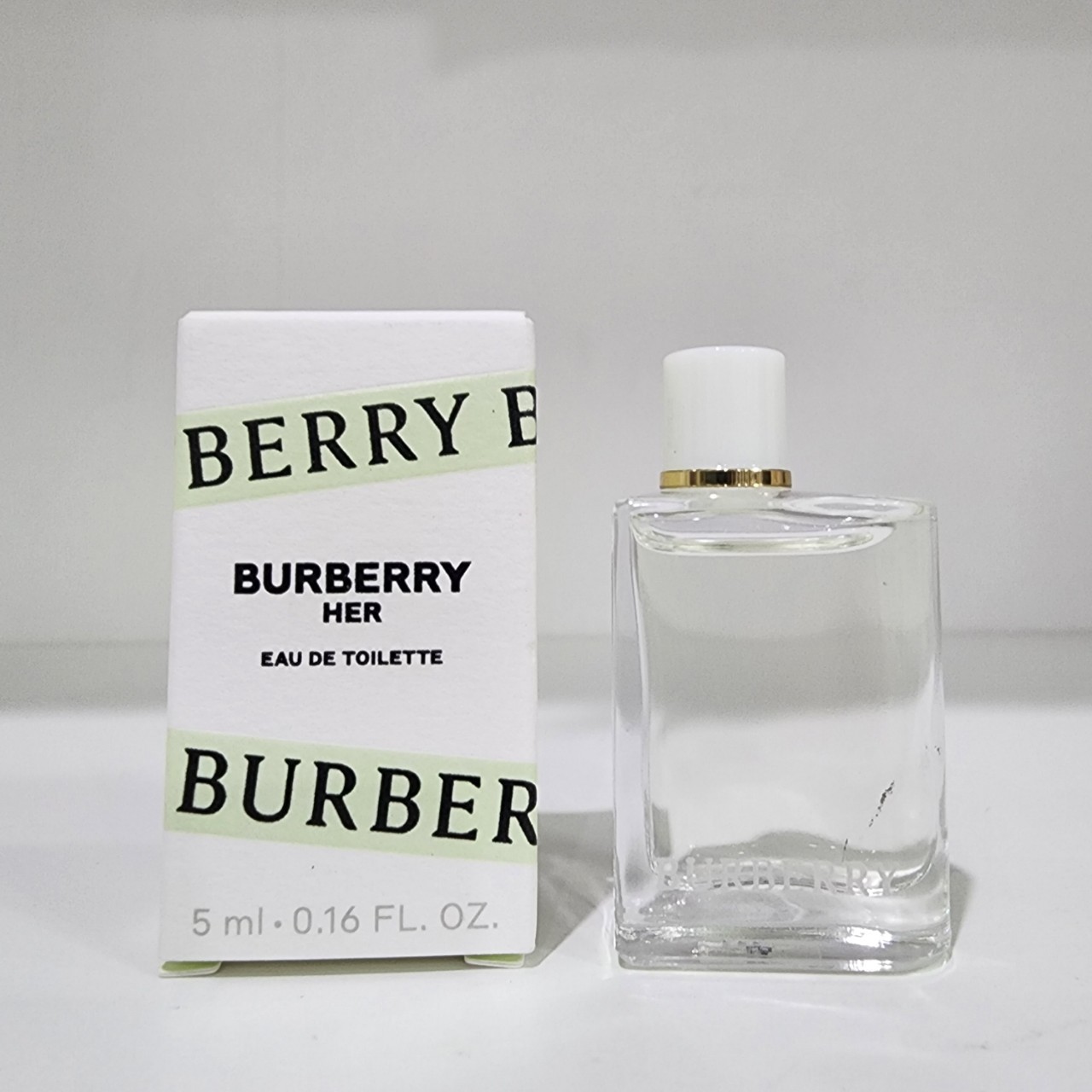 น้ำหอมจิ๋วมินิ Burberry Her Eau de Toilette 5ml กล่องป้ายไทยแบบแต้มมีกล่อง ( Mini Perfume น้ำหอมขนาดพกพา) น้ำหอมจิ๋วมินิ ขวดน่ารัก ตั้งโชว์ก็สวย พกพาก็สะดวก หัวแต้มตามจุดชีพจร