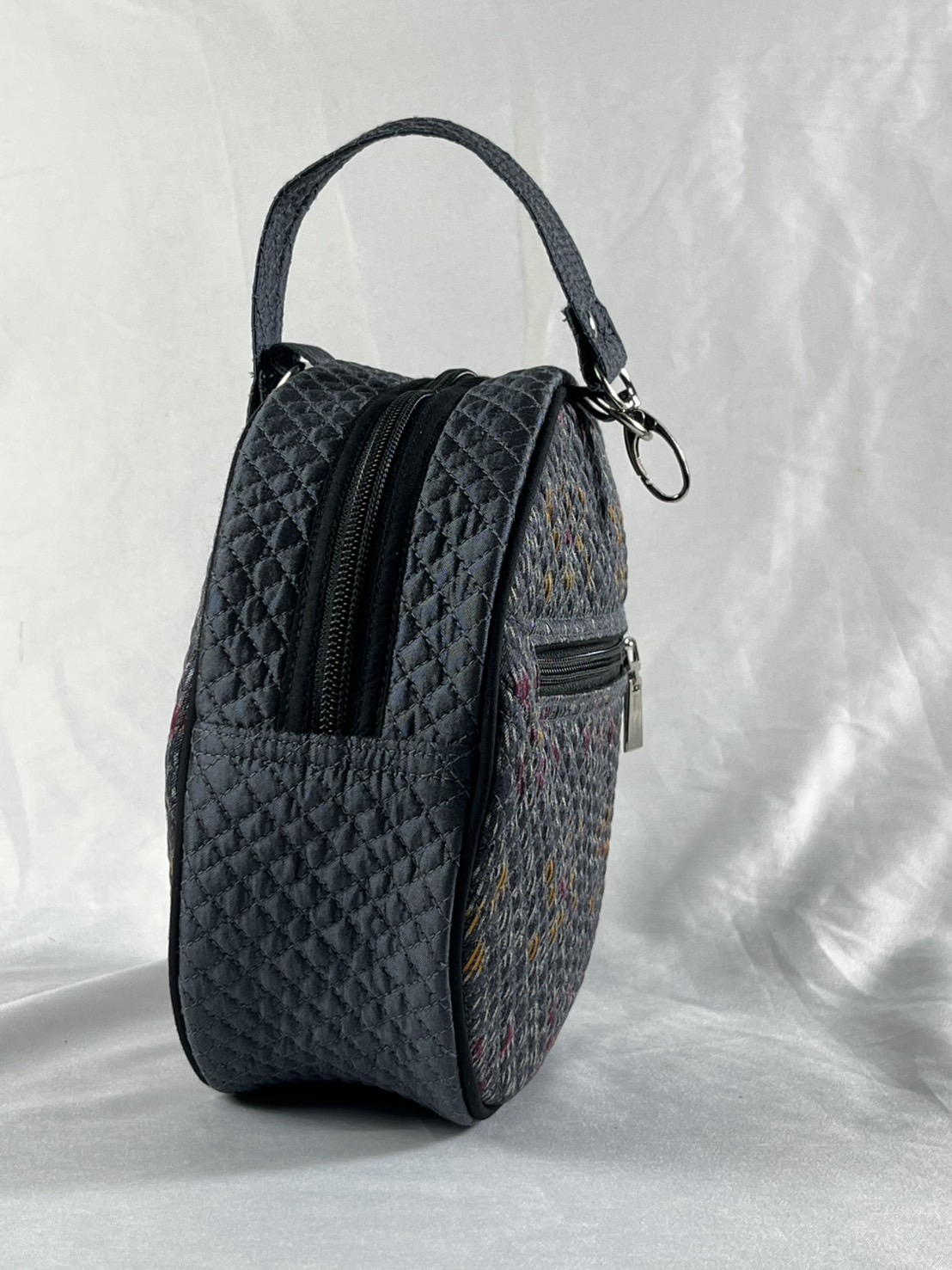 กระเป๋าผ้าไหม ทรงแตงโม ขนาด 8x20x21ซม. ความสูงหูจับ 15 ซม. สีเทา รหัส GLA-ME-07106815