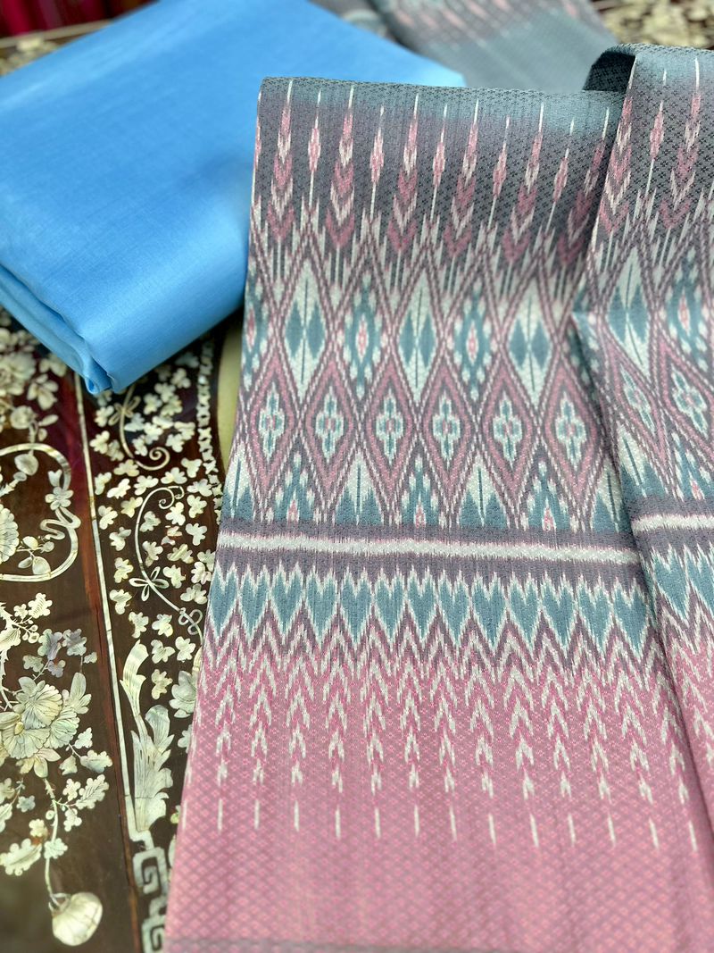 (ผ้าชุด)ผ้าไหมมัดหมี่ ยกดอกลูกแก้ว (ผ้าลาย 2เมตร+สีพื้น 2เมตร) เฉดสีฟ้าเทา รหัส L8A-ST-0731681