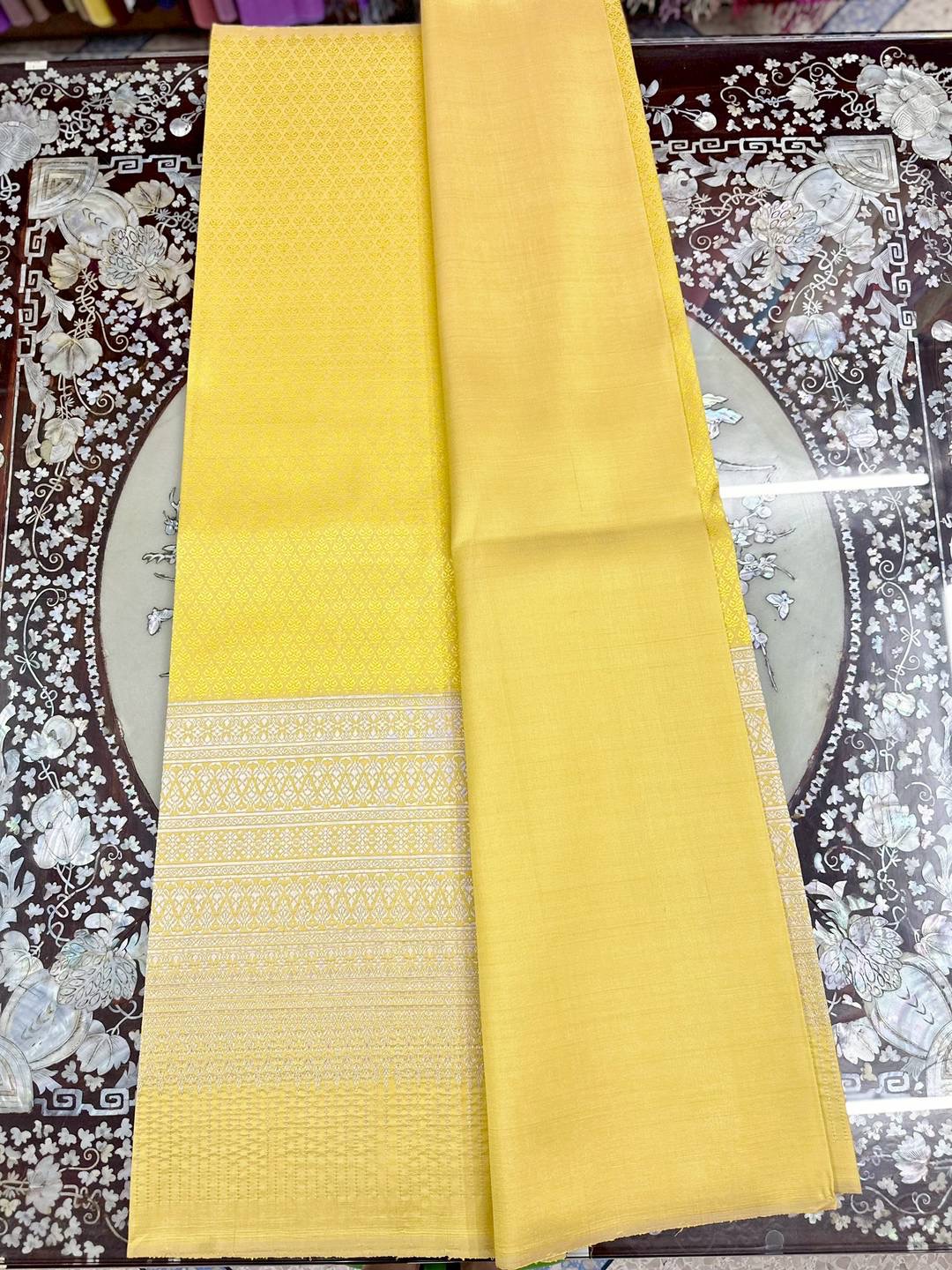 (ผ้าชุด)ไหมยกสุรินทร์ เกาะเชิงดิ้น ขนาด 1x4เมตร (ลาย 2เมตร+สีพื้น 2เมตร) สีเหลือง รหัส N10-ST-0505683