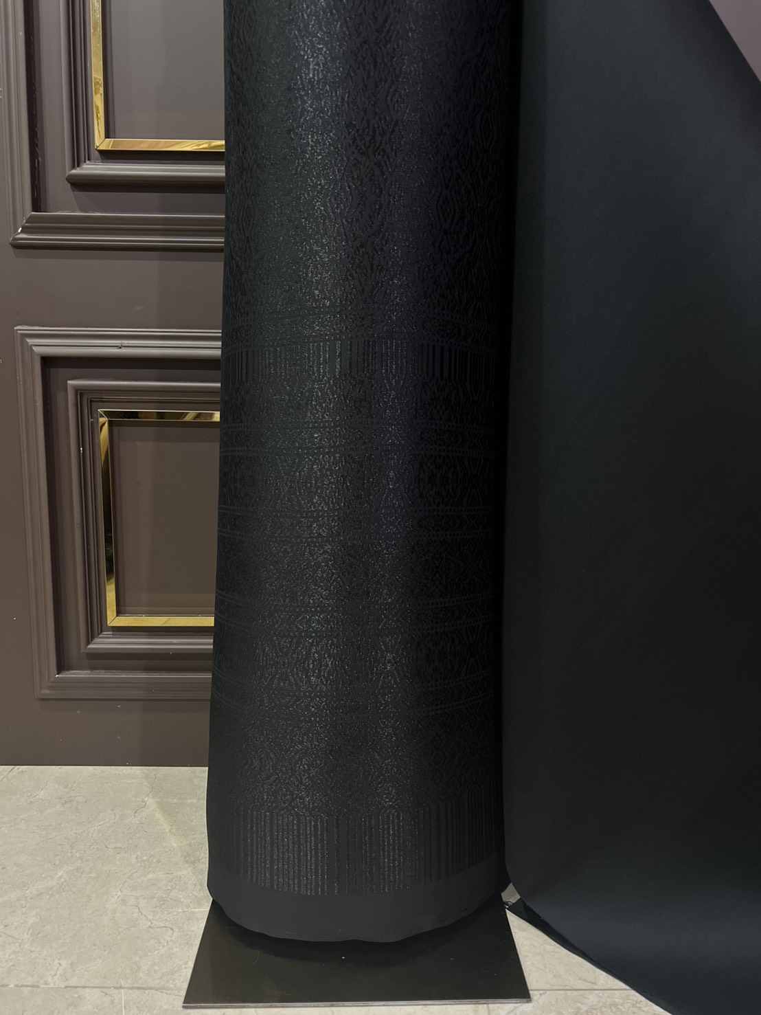 (ผ้าชุด)ผ้าไหมยกดอกลำพูน ยกดอกดิ้นดำ ขนาด 1.02x4.43เมตร ลายอินเดีย พื้นสีดำ รหัส N90-29-120668