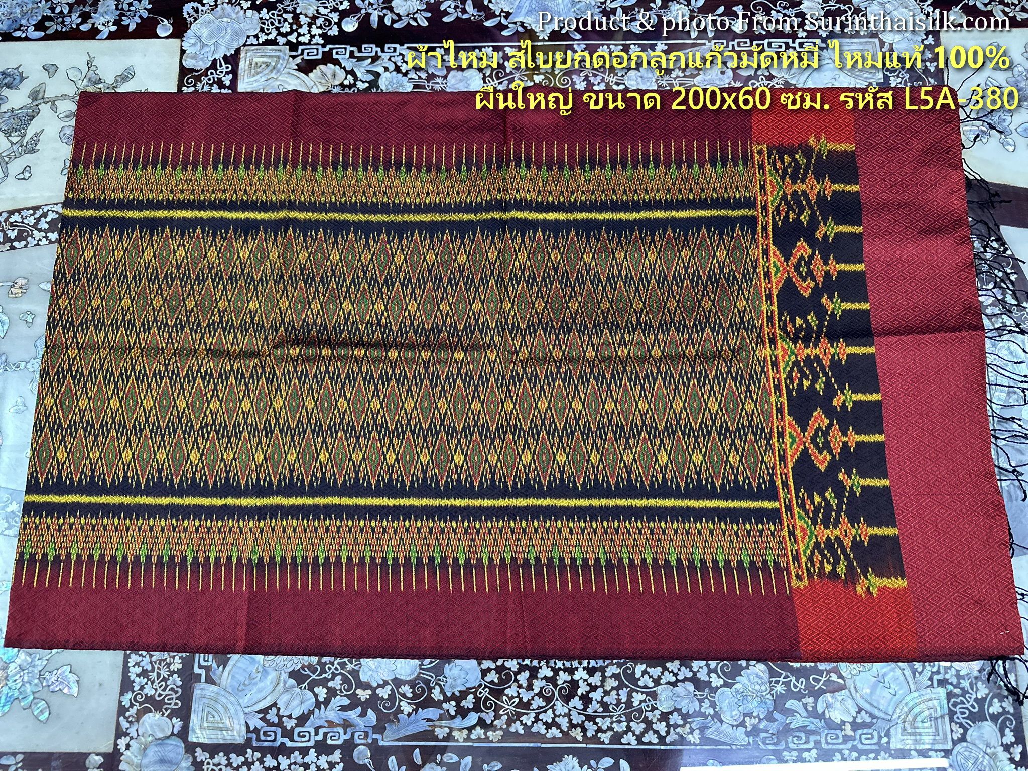 ผ้าคลุมไหล่ ผ้าไหมทอยกดอก ขนาด 60x200ซม.ลายมัดหมี่ มีหน้านางชายครุย สีแดง รหัส L5A-ST-L5A380