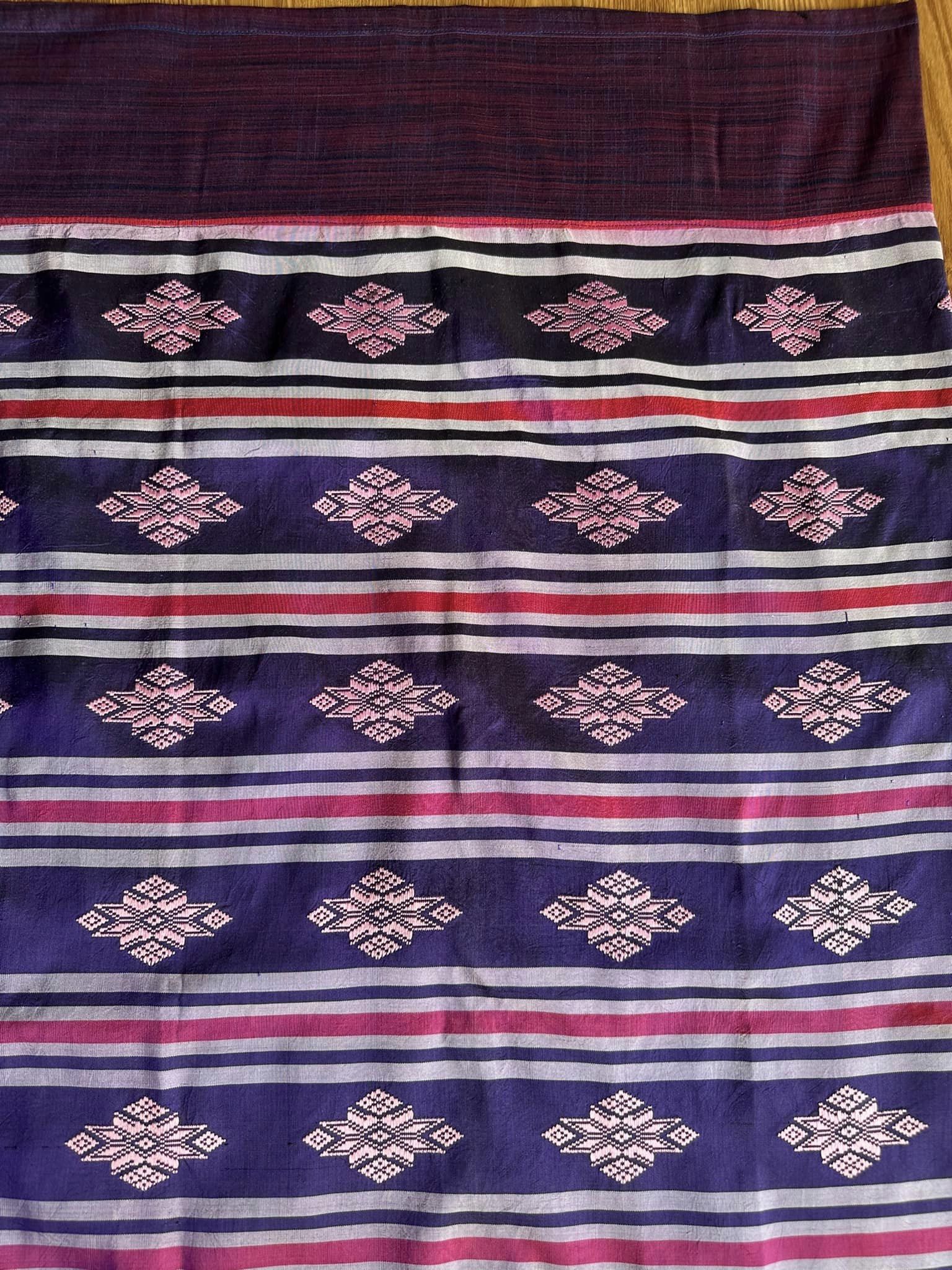 ซิ่น ผ้าซิ่นอัญญานาง ไหมบ้านทอมือ สีธรรมชาติ ขนาด 115x190ซม ลายดอกแก้วจำปาศักดิ์ พื้นสีน้ำเงิน รหัส N9-SIL0531665