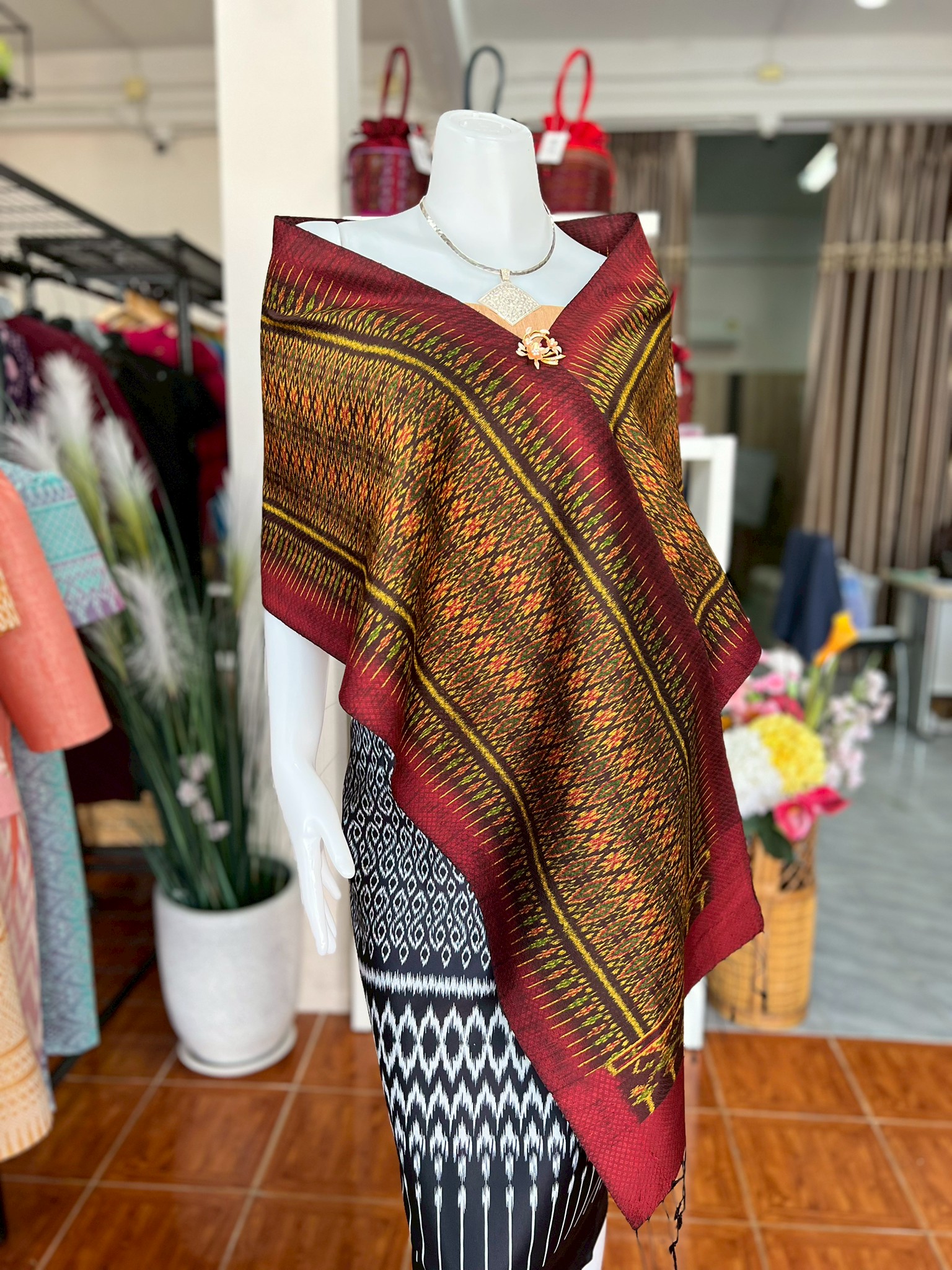 ผ้าพันคอไหม ยกดอก 6ตะกอ ขนาด 35x190ซม. ลายดาวกระจาย มีนางหน้าชายครุย พื้นสีแดงเข้ม L4E-PK-033168102