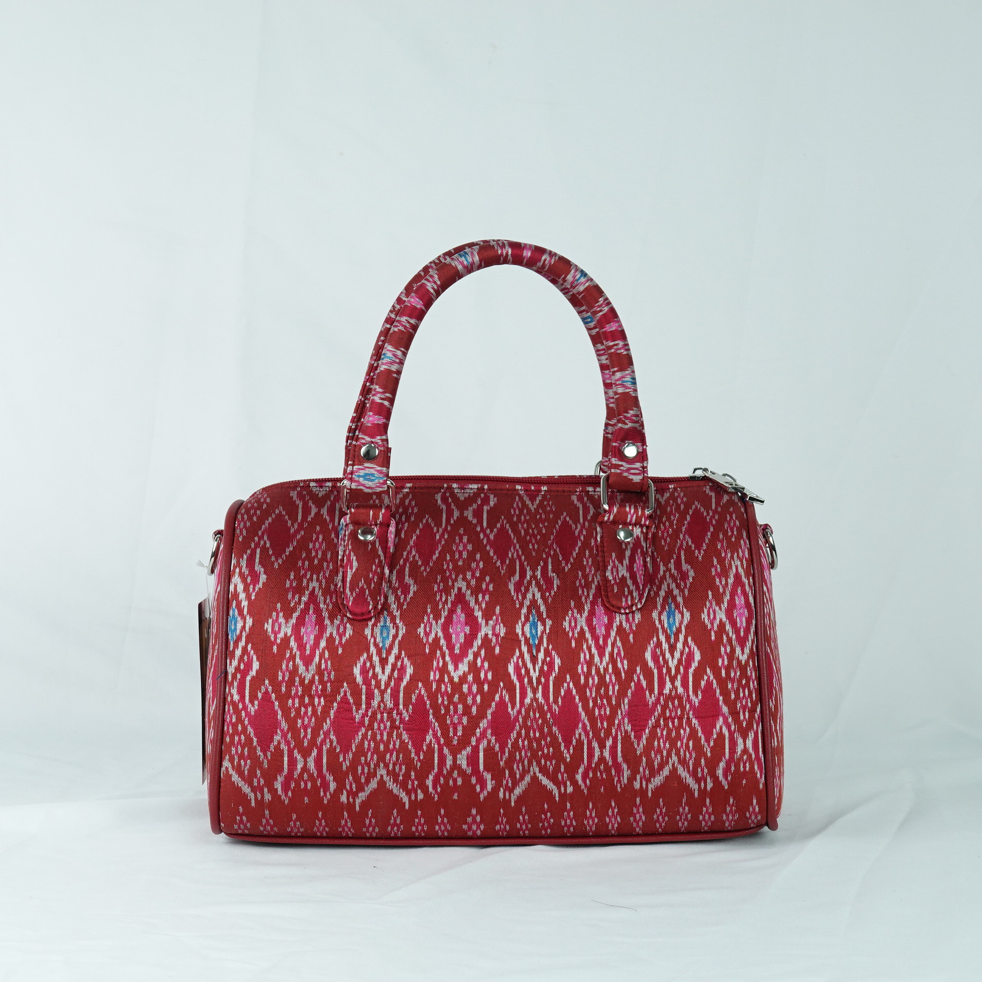 กระเป๋าถือผ้าไหม ทรงหมอน ขนาด 13x27x17ซม. ความสูงหูจับ 30 ซม. ลายขอล้อมเพชร สีแดง รหัส GLA-TT-0603685