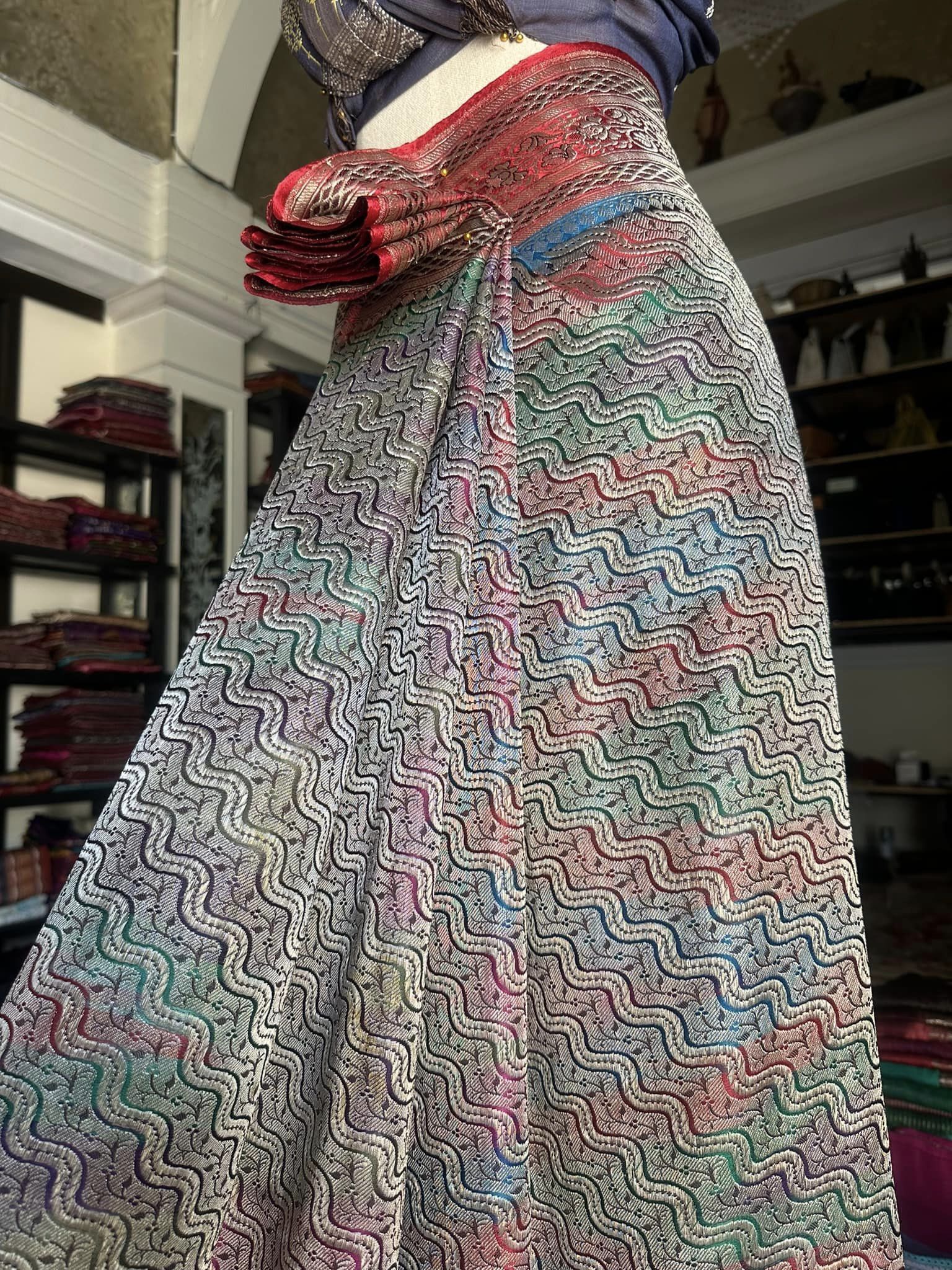 ซิ่น ผ้าปาโตล่ายกเงิน เส้นยืนไหมแท้ ขนาด 113x220ซม พื้นสีแดง รหัส N9-SIL0523666