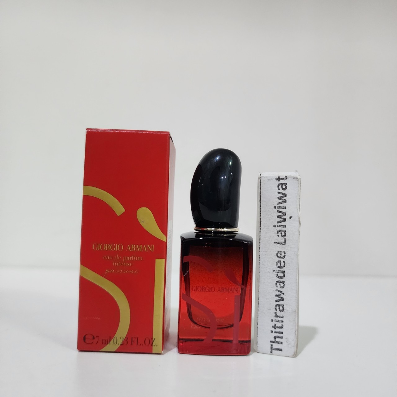 น้ำหอมจิ๋วมินิ Giorgio Armani Si Passione Intense 2024 -7ml แบบแต้มมีกล่อง ( Mini Perfume น้ำหอมขนาดพกพา) น้ำหอมจิ๋วมินิ ขวดน่ารัก ตั้งโชว์ก็สวย พกพาก็สะดวก หัวแต้มตามจุดชีพจร