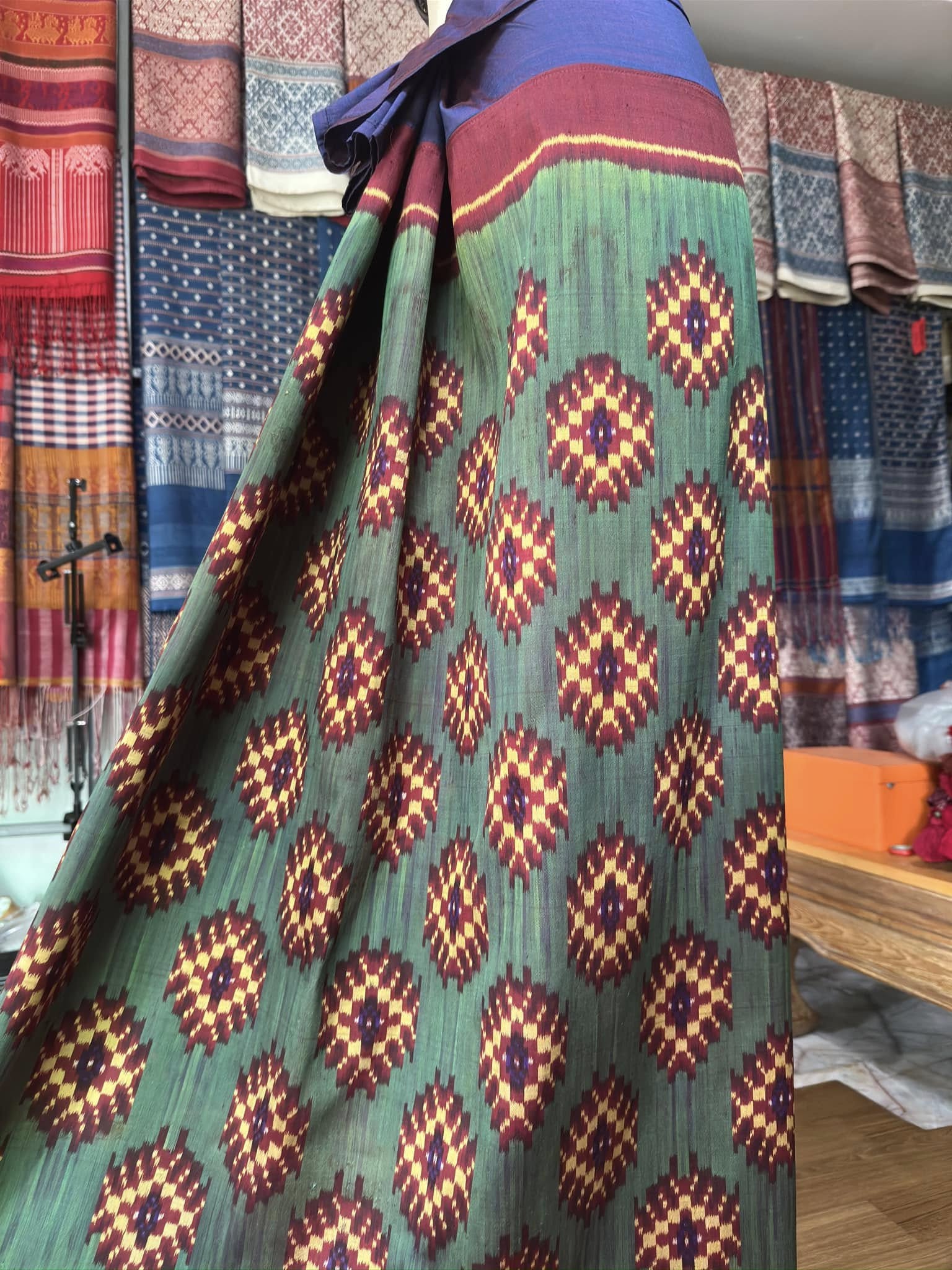 ซิ่น พระตะบอง ผ้าจามทอสามตะกอ ขนาด 115x155ซม พื้นสีน้ำเงินเขียว รหัส N9-SIL-AJ2