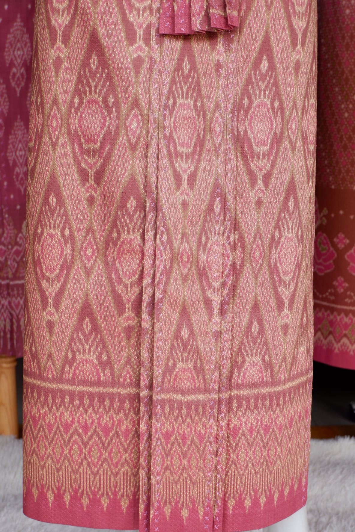 สั่งตัดเย็บ กระโปรงผ้าไหม ตัดเป็นหน้านางกลาง ชายพก (ไม่รวมผ้า) รหัส CUT-PT006