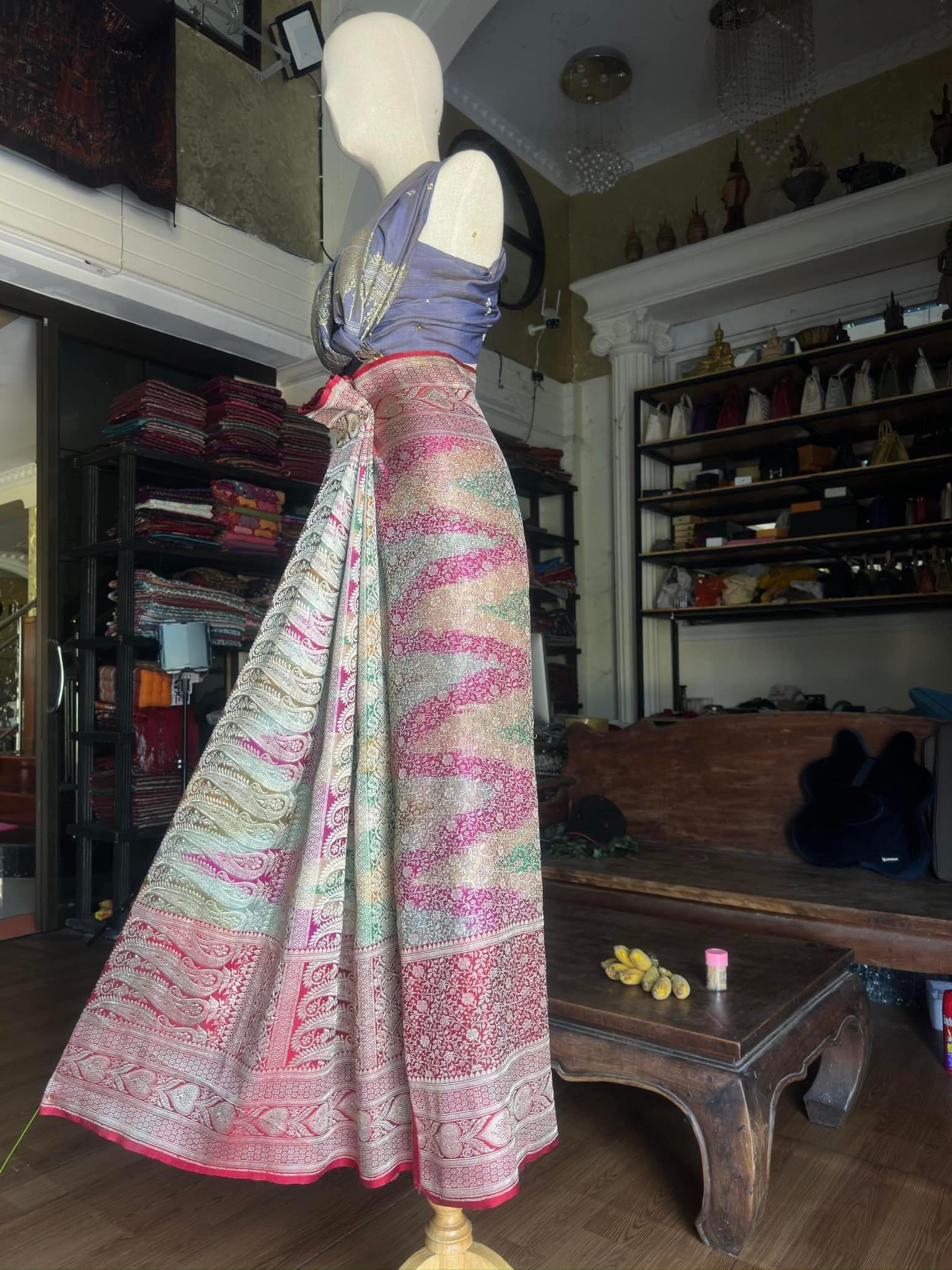 ซิ่น ผ้าปาโตล่า ไหมแท้ มีหน้านาง ขนาด 110x210ซม. สีคละสี รหัส N9-SIL-GN4