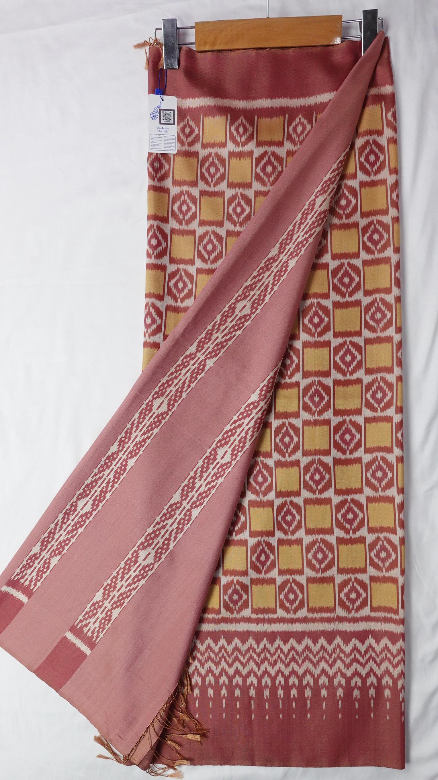 ซิ่น ผ้าไหมมัดหมี่ 3ตะกอ ทอเหยียบเหาะ มีหน้านาง ชายครุย ตรานกยูง สีธรรมชาติ ขนาด 1x2เมตร ลายหน้าต่าง พื้นสีชมพู รหัส M3P-NY-012768143