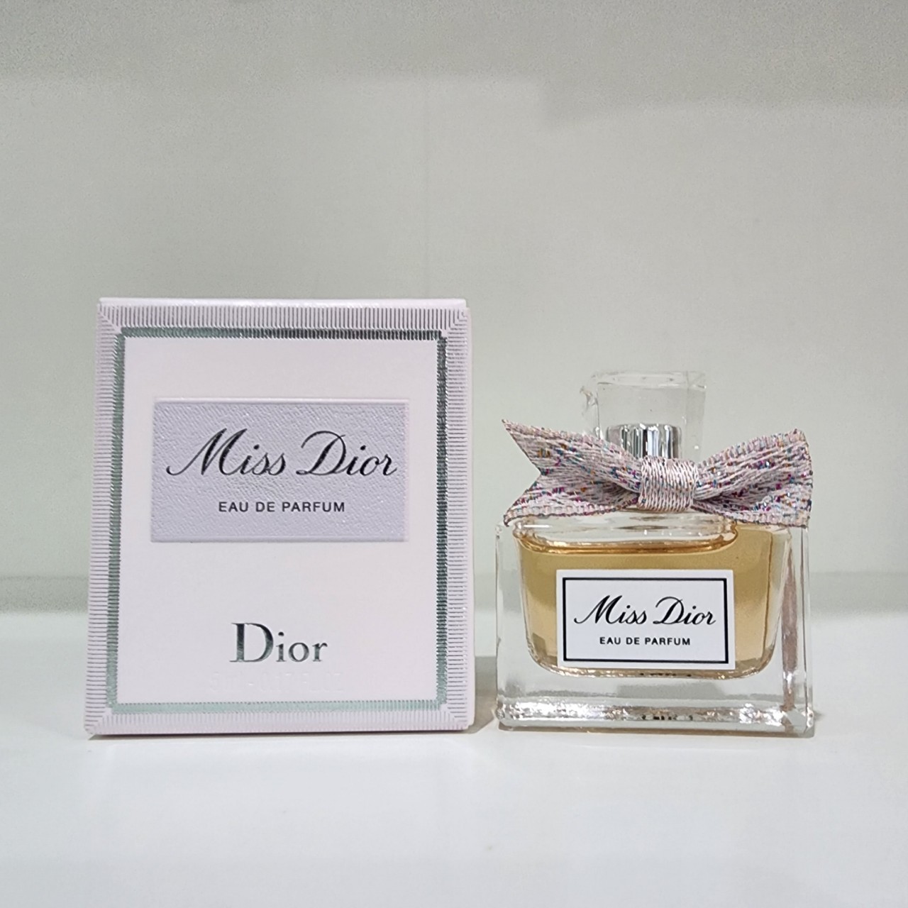 น้ำหอมจิ๋วมินิ Dior Miss Dior Eau de Parfum รุ่น 2021 ขนาด 5ml ใหม่ล่าสุด 2021 แบบแต้มมีกล่อง ( Mini Perfume น้ำหอมขนาดพกพา) น้ำหอมจิ๋วมินิ ขวดน่ารัก ตั้งโชว์ก็สวย พกพาก็สะดวก หัวแต้มตามจุดชีพจร