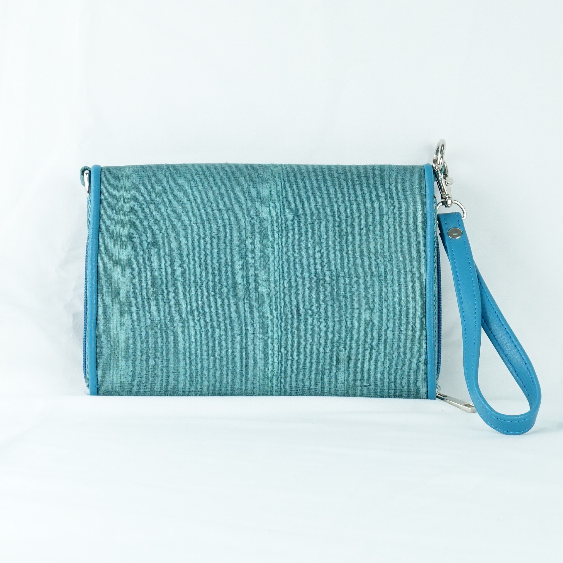 กระเป๋าถือไหมแท้ทรงคลัทช์ พร้อมสายสะพาย ขนาด 15x20ซม.สีฟ้า รหัส GO-TT-060568160