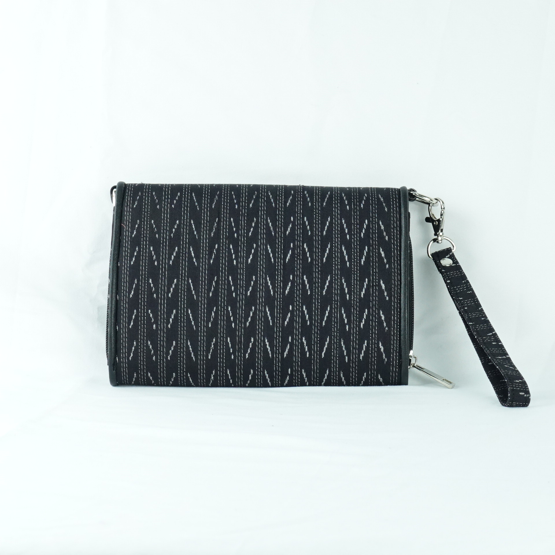 กระเป๋าถือไหมแท้ทรงคลัทช์ พร้อมสายสะพาย ขนาด 15x20ซม.สีดำ รหัส GO-TT-060568166