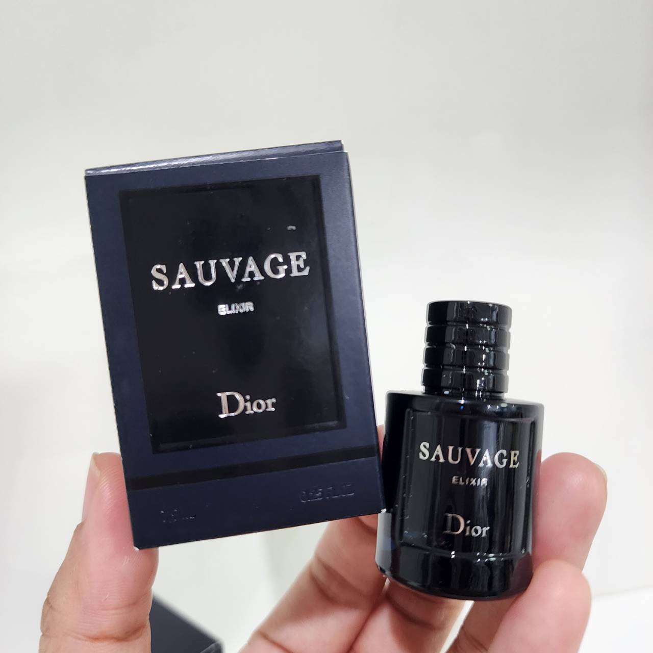 น้ำหอมจิ๋วมินิ Dior Sauvage Elixir 7.5ml แบบแต้มมีกล่อง ( Mini Perfume น้ำหอมขนาดพกพา) น้ำหอมจิ๋วมินิ ขวดน่ารัก ตั้งโชว์ก็สวย พกพาก็สะดวก หัวแต้มตามจุดชีพจร