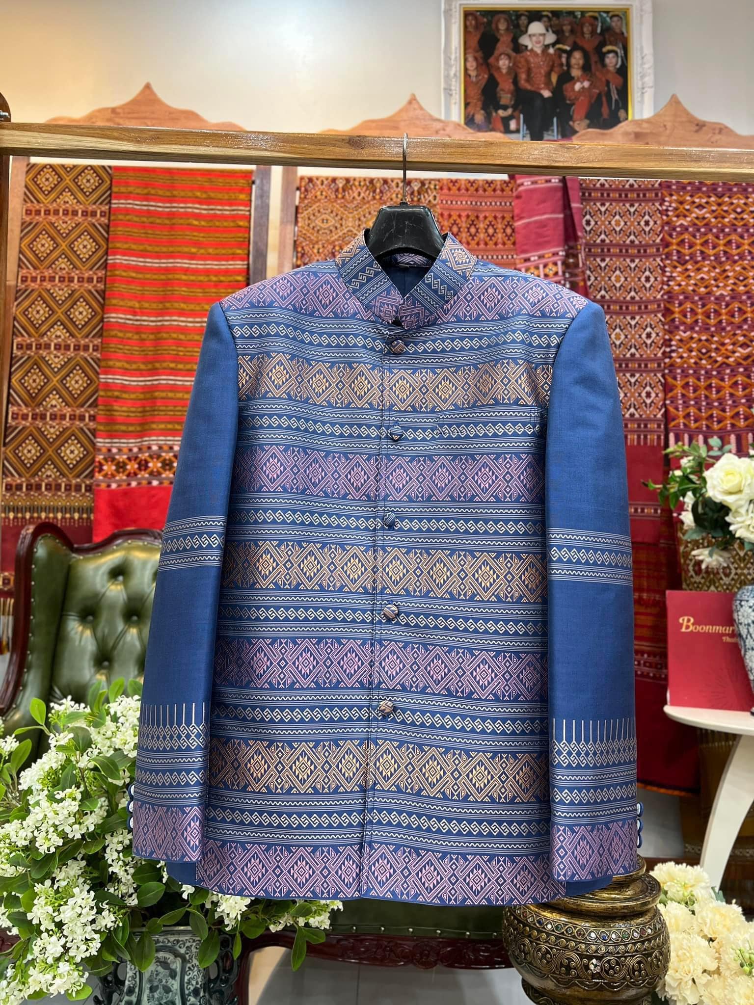 เสื้อสูทคอพระราชทาน แขนยาว ไหมแพรวา โทนสีน้ำเงิน รหัส DM-BM-1128679