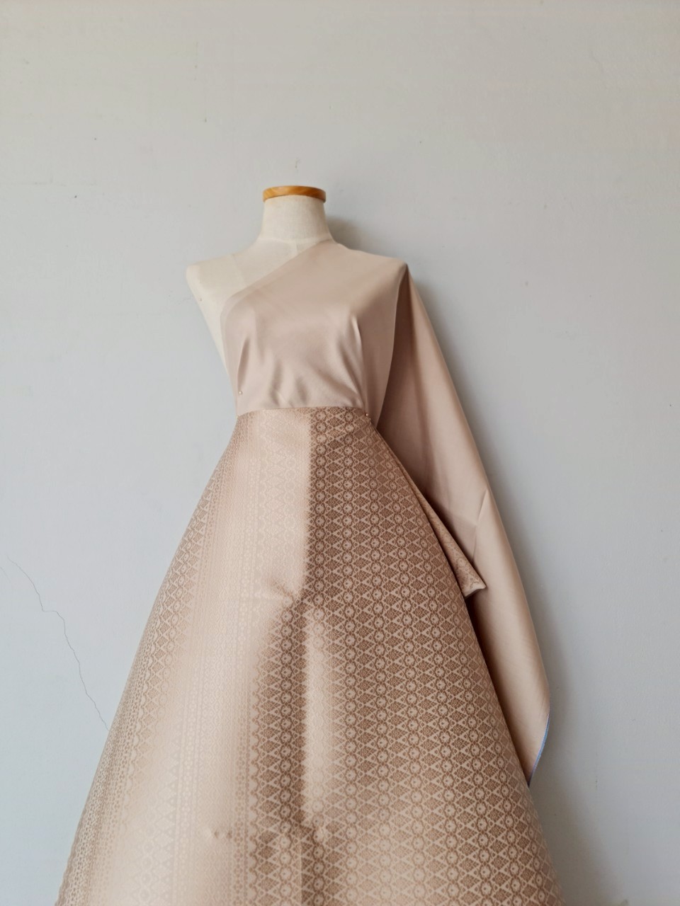 (ผ้าชุด)ไหมยกสุรินทร์ ขนาด 1x4เมตร (ลาย 2เมตร+สีพื้น 2เมตร) สีน้ำตาลเบจ รหัส N10-119-06046816