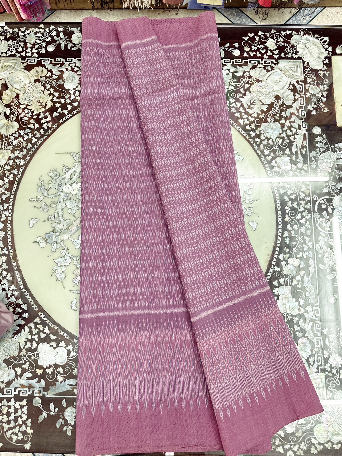 (ผ้าชุด)ผ้าไหมมัดหมี่ยกดอก 6ตะกอ (ลาย 2เมตร+สีพื้น 2เมตร) สีแดงเหลือบน้ำเงิน รหัส L8A-ST-120666181