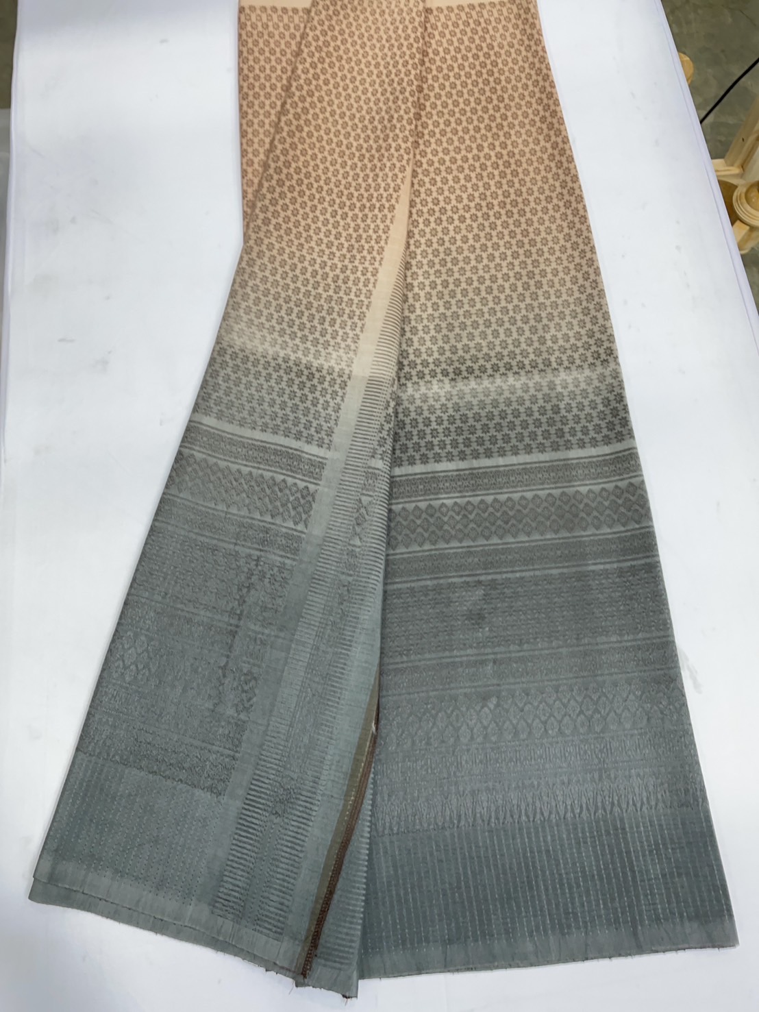 ซิ่น ผ้าไหมยกดอกสุรินทร์ 32ตะกอ ขนาด 1x2เมตร ลายเทพพนม ย้อมสไลด์สีน้ำตาลครีมไข่ - สีเทา รหัส N11-TT-0803682