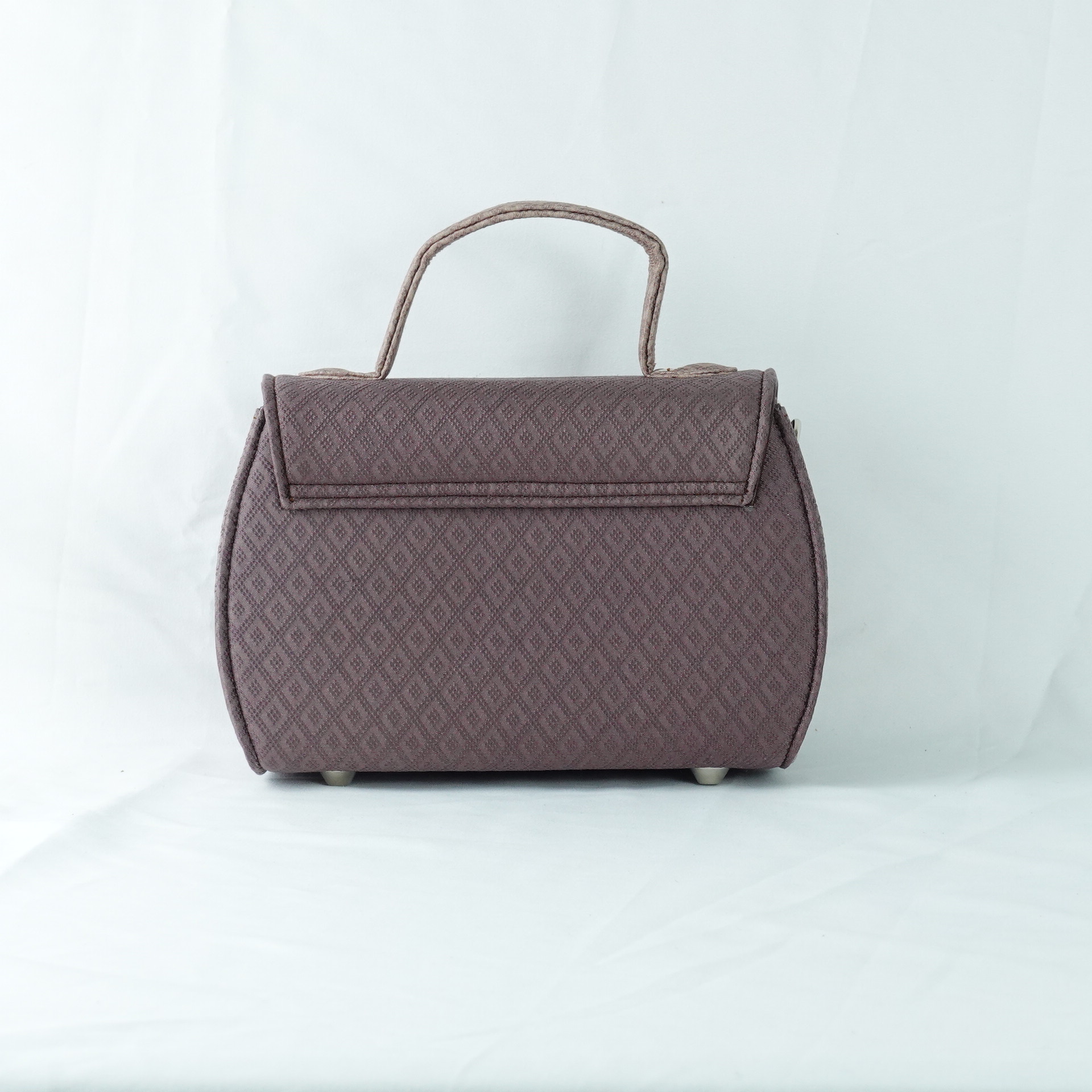 กระเป๋าถือผ้าไหมทรงกล่องฝาพับ ขนาด 21x13x10ซม.ความสูงหูจับ 7ซม. สีน้ำตาล รหัส GLA-TT-060468143