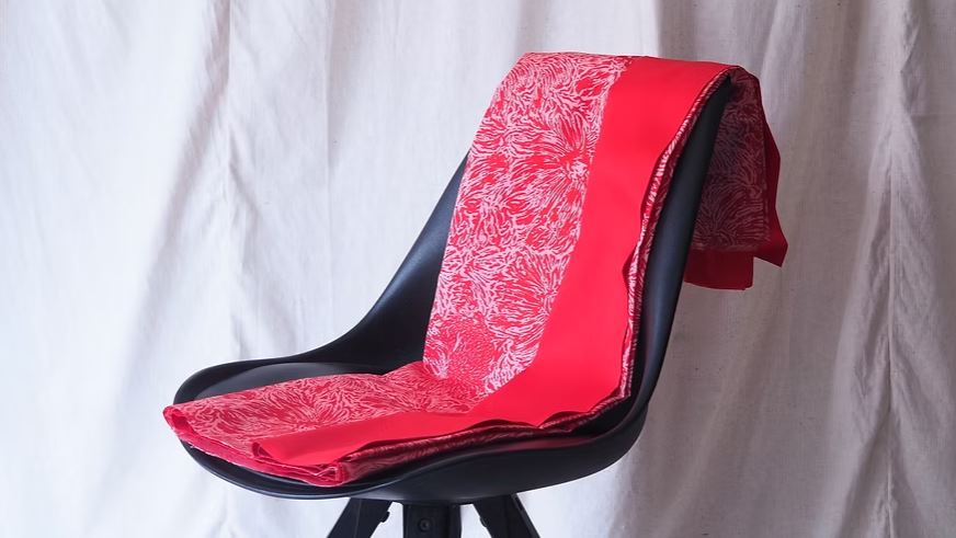 (ผ้าชุด)ไหมพิมพ์ลาย ไหมแท้ ขนาด 1x4หลา (ผ้าลาย2หลา+สีพื้น 2หลา) สีแดง รหัส A40-CT-102713