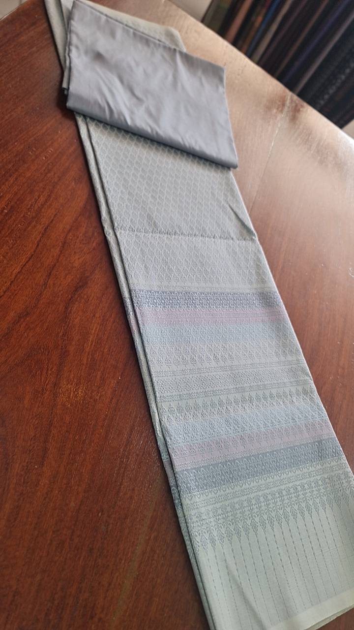 (ผ้าชุด)ไหมยกสุรินทร์ ขนาด 1x4เมตร (ลาย 2เมตร+สีพื้น2เมตร) สีเทา รหัส N10-119-120268