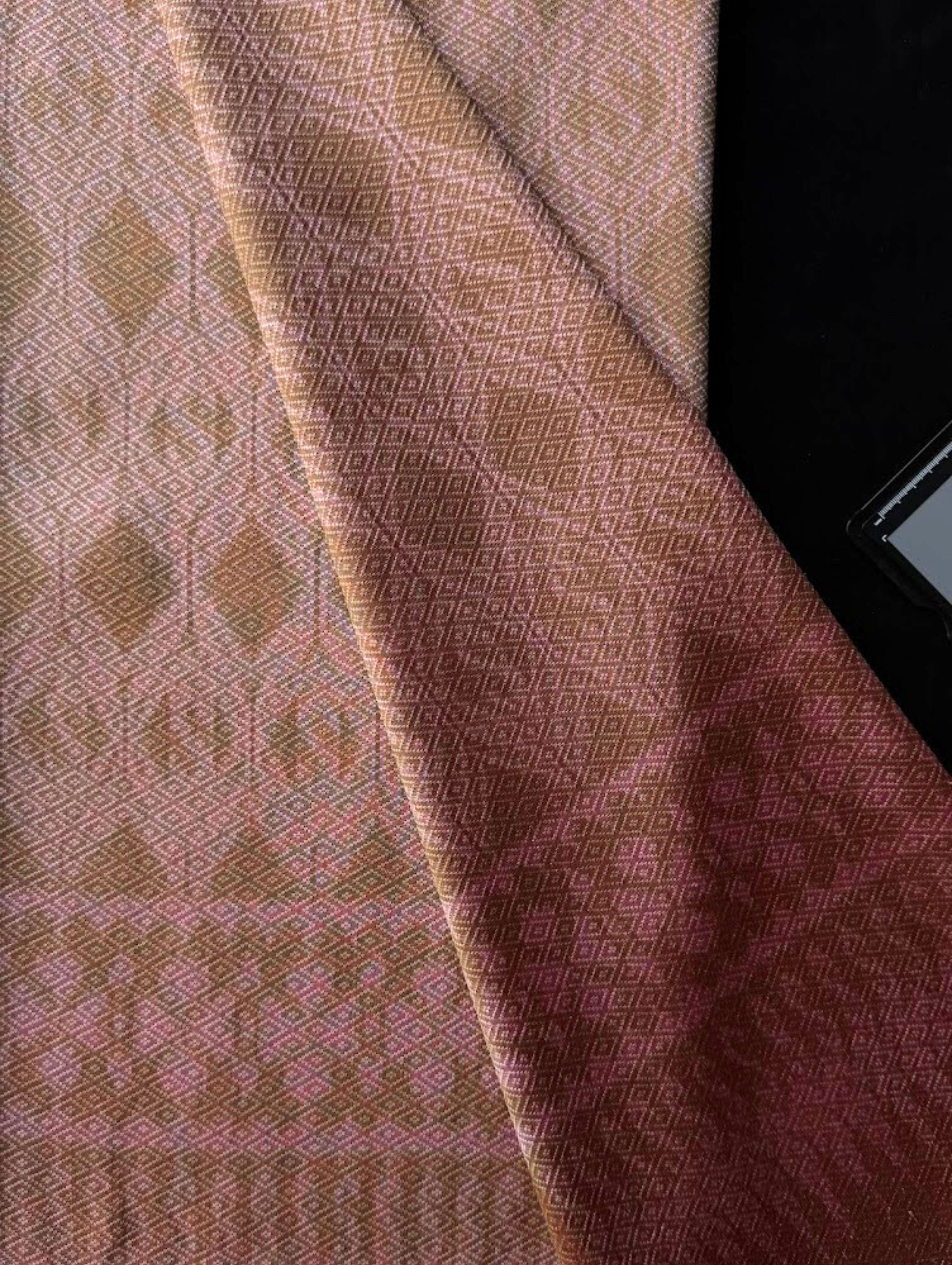 (ผ้าชุด)ไหมมัดหมี่ 6ตะกอ ไหมแท้ (ผ้าลาย 2เมตร+สีพื้น2เมตร) ลายขอประยุกต์ สีชมพู รหัส L8A-NY-45592