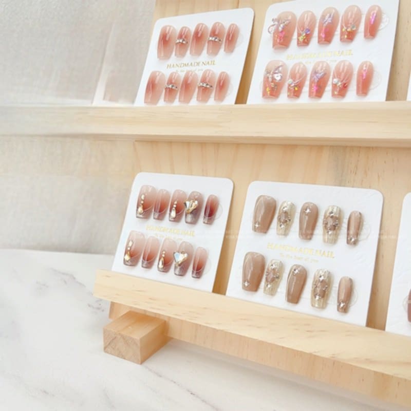 แท่นโชว์เล็บปลอมสำหรับร้านทำเล็บ ชั้นโชว์เล็บปลอมเรียบหรู ที่วางโชว์เล็บ