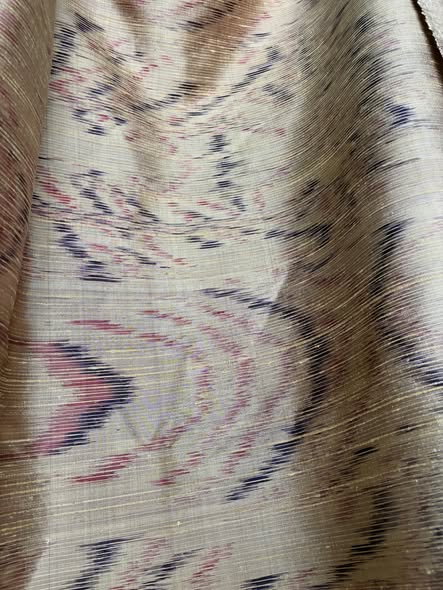 ผ้าไหมลายพิเศษ มัดหมี่ประยุกต์ ไหมแท้ สีน้ำตาลอ่อนสลับสีดำแดง เลือกตามขนาด รหัส MMFZ-116-1029682