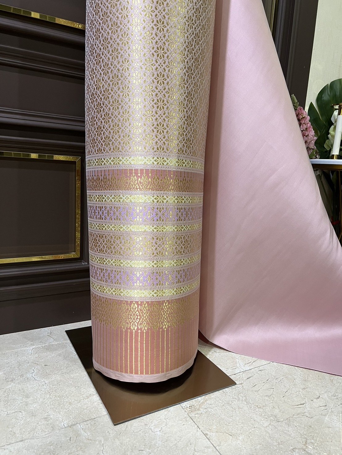 (ผ้าชุด)ผ้าไหมยกดอกลำพูน เกาะเชิงดิ้นทอง ขนาด 1.02x4.48เมตร ลายดอกดาวกระจาย พื้นสีชมพู รหัส N90-29-TR0328