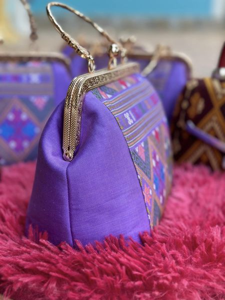 กระเป๋าถือผ้าไหมแพรวา ขนาด 15x20ซม.พื้นสีม่วง รหัส GLC-PT0724662