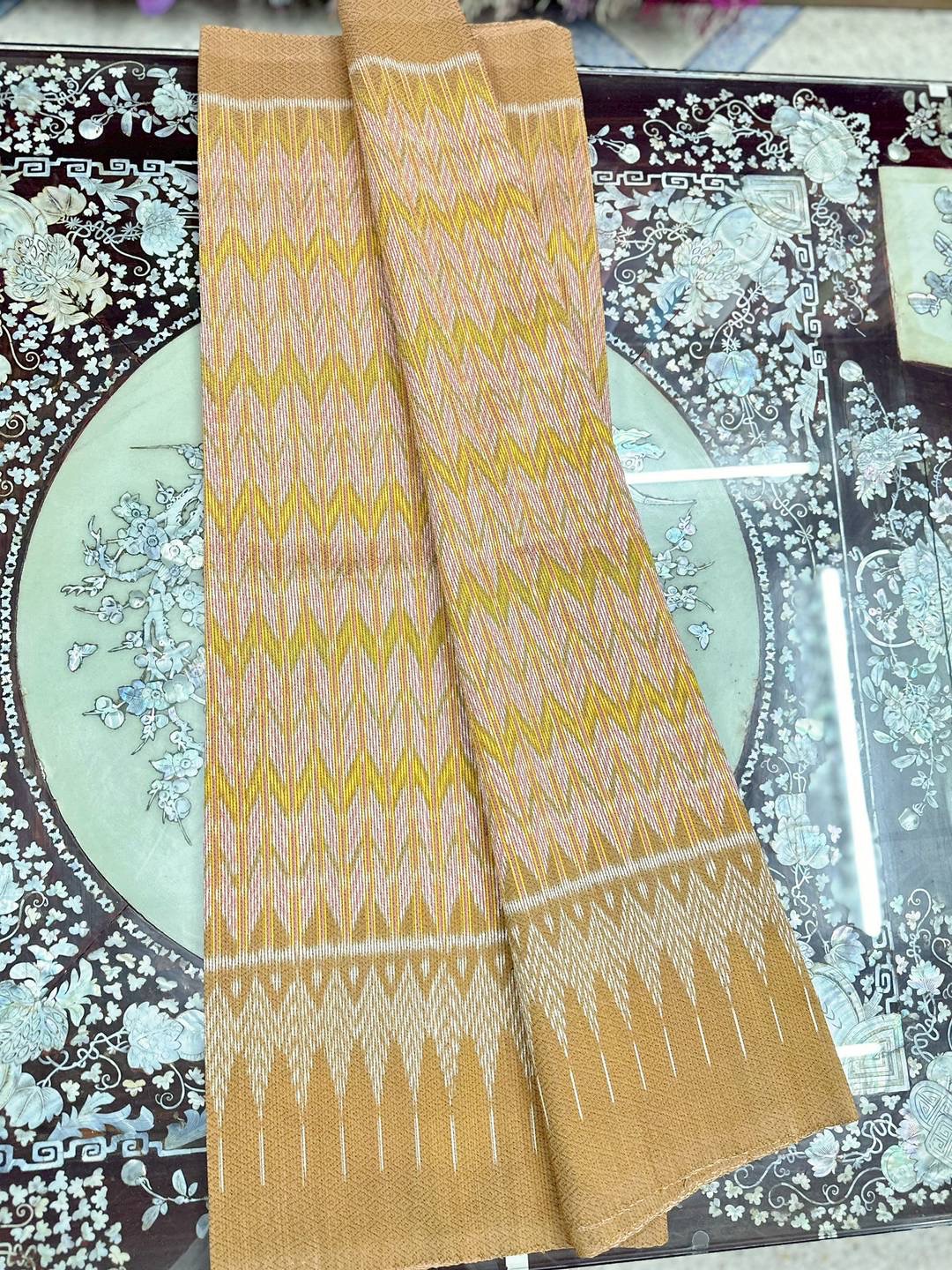 (ผ้าชุด)ผ้าไหมมัดหมี่ 6ตะกอ สีธรรมชาติ ลายโฮล (ผ้าลาย 2เมตร+สีพื้น 2เมตร) สีน้ำตาลทอง รหัส L8A-ST-0505681