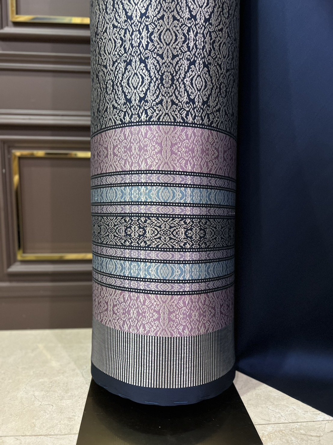 (ผ้าชุด)ผ้าไหมยกดอกลำพูน เกาะเชิงดิ้นเงิน ขนาด 1.02x4.31เมตร ลายอินเดีย พื้นสีน้ำเงินกรม รหัส N90-29-TR0523