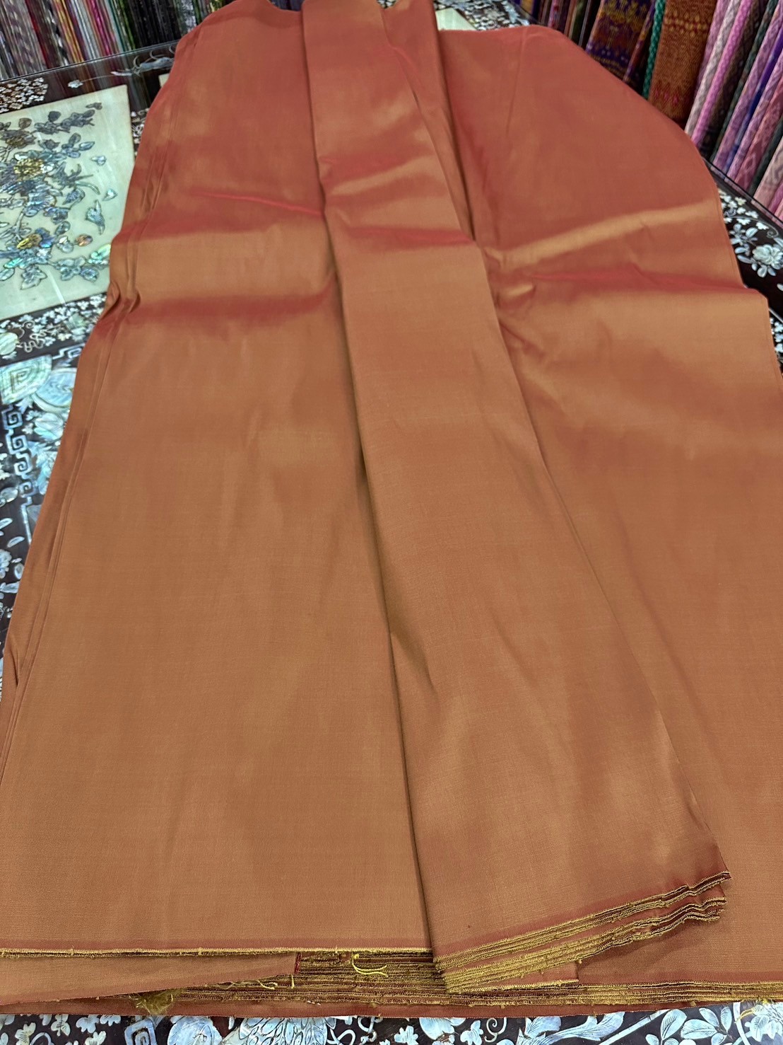 ผ้าไหมสีพื้น เนื้อเรียบหนา ไหมแท้ 6เส้น หน้ากว้าง 49 นิ้ว สีน้ำตาล (ราคาต่อหลา) รหัส C-ST-1202675
