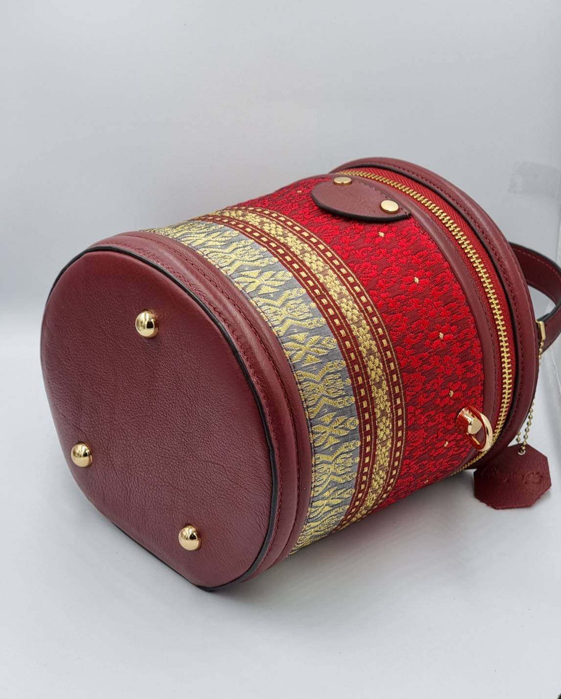 กระเป๋าถือ ผ้าไหมยกดอกลำพูน ขนาด ขนาด 6×7×6นิ้ว สีแดงเลือดหมู รหัส GLA-29-B005