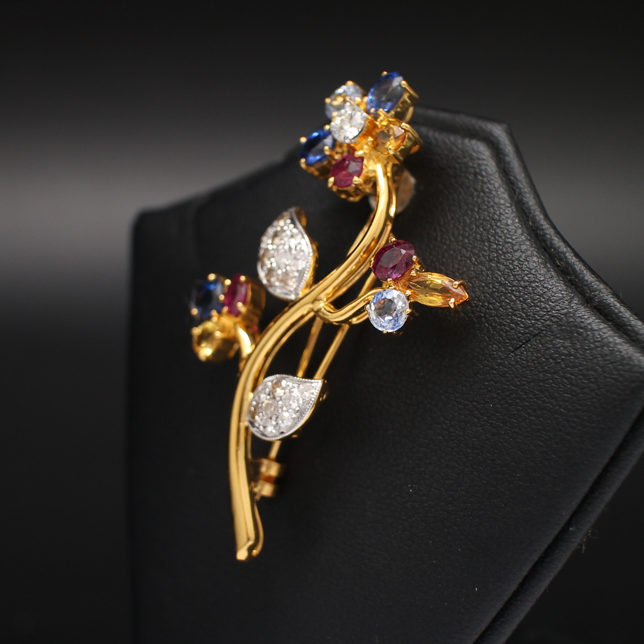 CL25010 เข็มกลัดดอกไม้พลอยหลากสี เพชรแท้ 1 เม็ด 0.25 กะรัต และ 0.55 กะรัต ทองแท้ 18k นน.รวม 10 กรัม