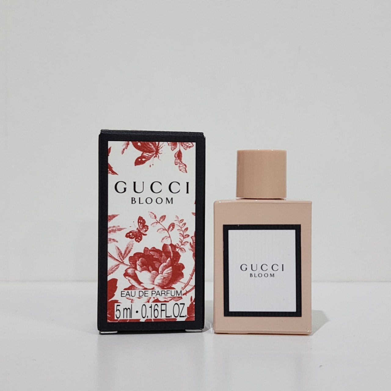 น้ำหอมจิ๋วมินิ Gucci BLOOM EAU DE PARFUM 5ml แบบแต้มมีกล่อง ( Mini Perfume น้ำหอมขนาดพกพา) น้ำหอมจิ๋วมินิ ขวดน่ารัก ตั้งโชว์ก็สวย พกพาก็สะดวก หัวแต้มตามจุดชีพจร