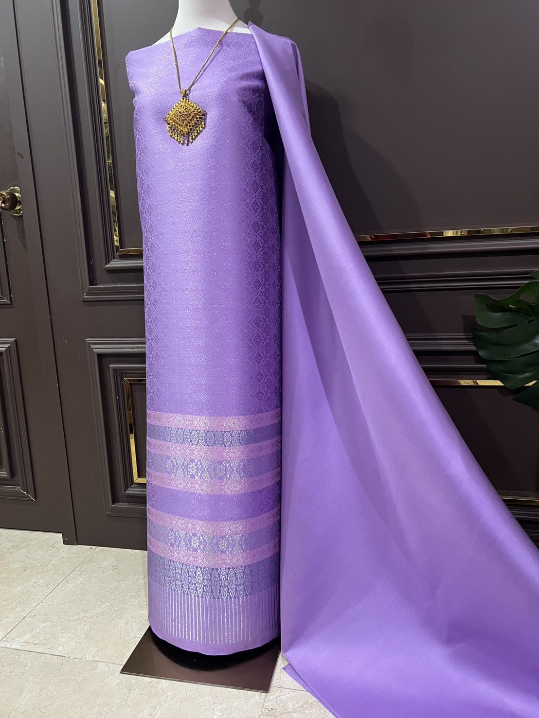 (ผ้าชุด)ผ้าไหมยกดอกลำพูน ยกใหญ่ดอกดิ้นเงิน ขนาด 1.02x4.37เมตร ลายแววมยุรา พื้นสีม่วง รหัส N90-29-TR0531