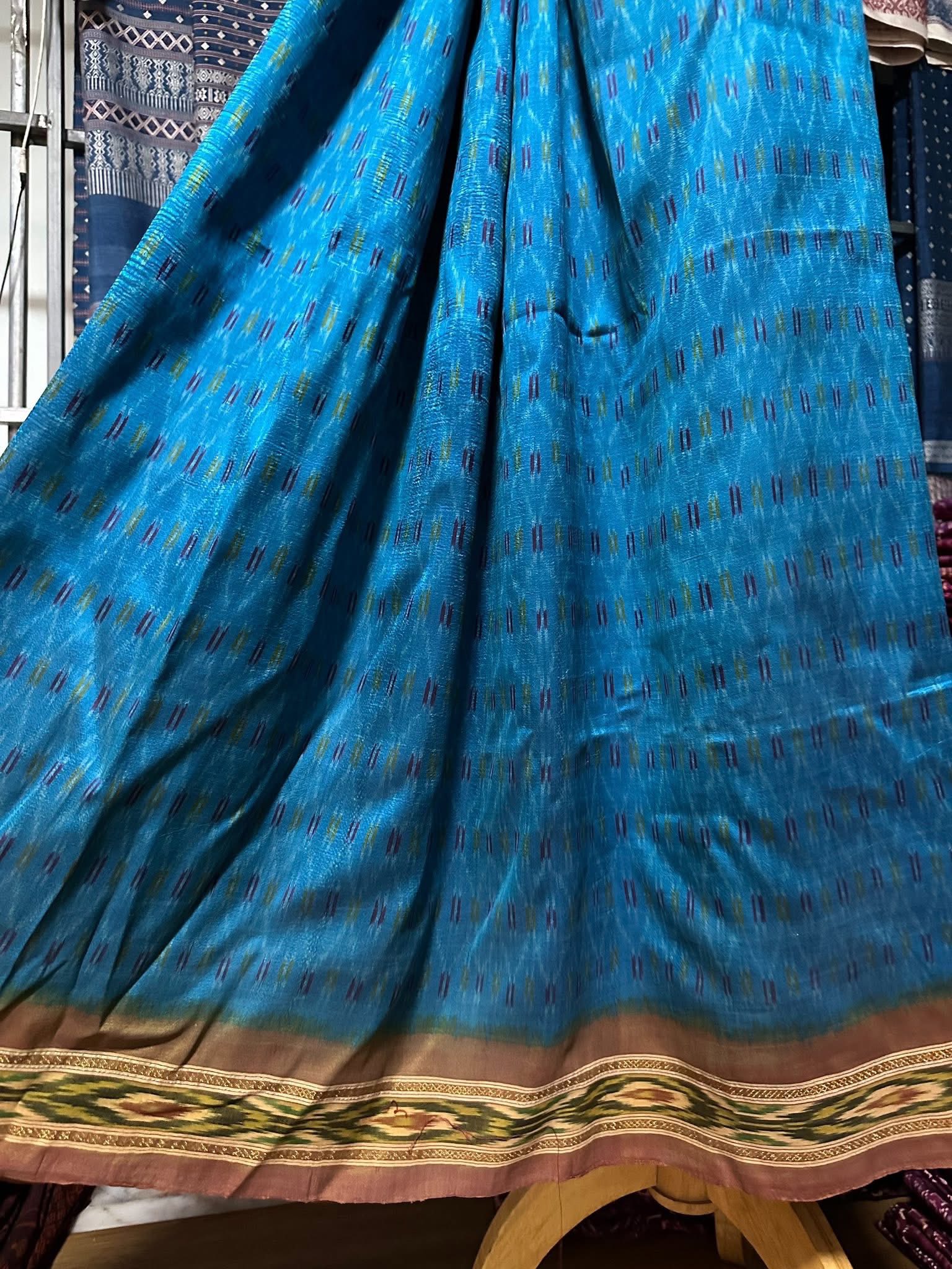 ซิ่น ไหมมัดหมี่ ผ้าปาโตล่า ขนาด 116x220ซม. พื้นสีฟ้าเชิงเหลือง รหัส N9-SIL-051768A2