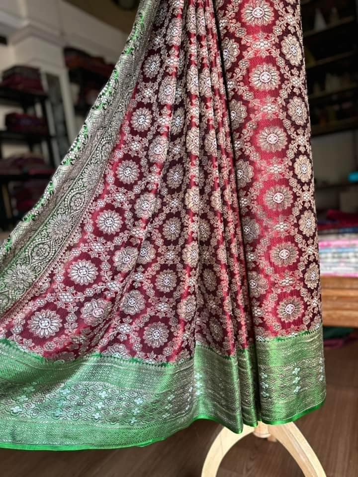 ซิ่น ผ้าปาโตล่า เส้นยืนไหมแท้ ขนาด 112x460ซม. พื้นสีแดง สีเขียว รหัส N9-SIL-GK2