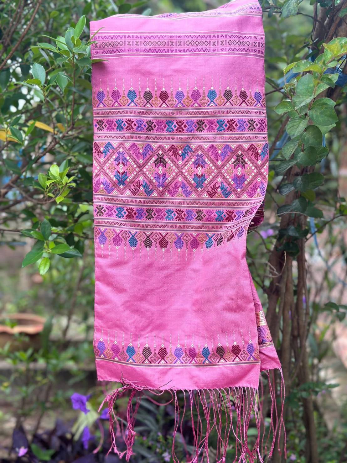 ผ้าพาดไหล่ ไหมแท้ สไบขิด ลายแพรวา ขนาด 28ซม.×2.40ม. พื้นสีชมพู LW4A-PT-10176815