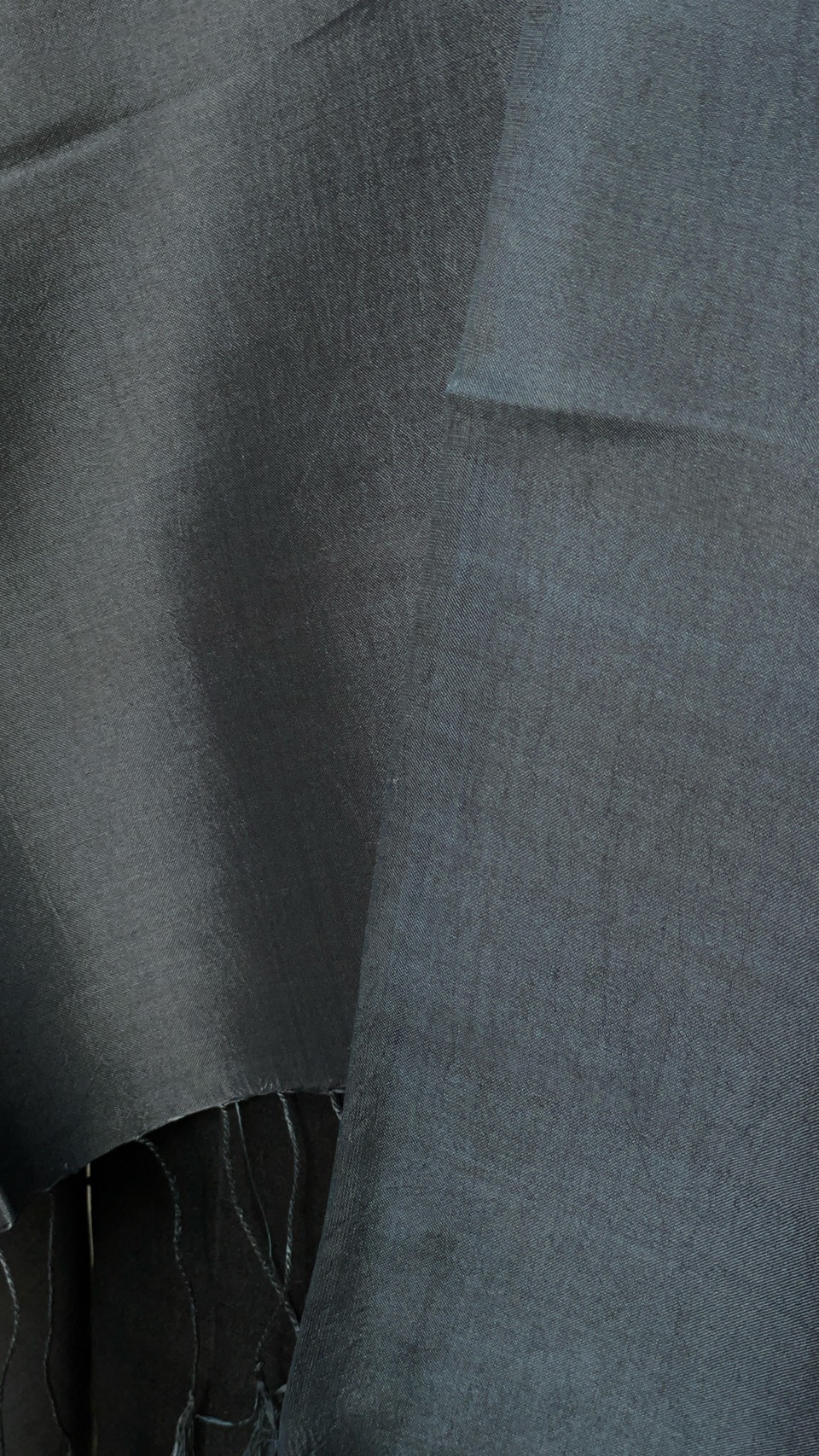 ผ้าคลุมไหล่ผ้าไหม สไลด์สี เนื้อเรียบ ขนาด 60x200ซม. สีเทา-สีเทาเข้ม รหัส ZYE-AA-1114682