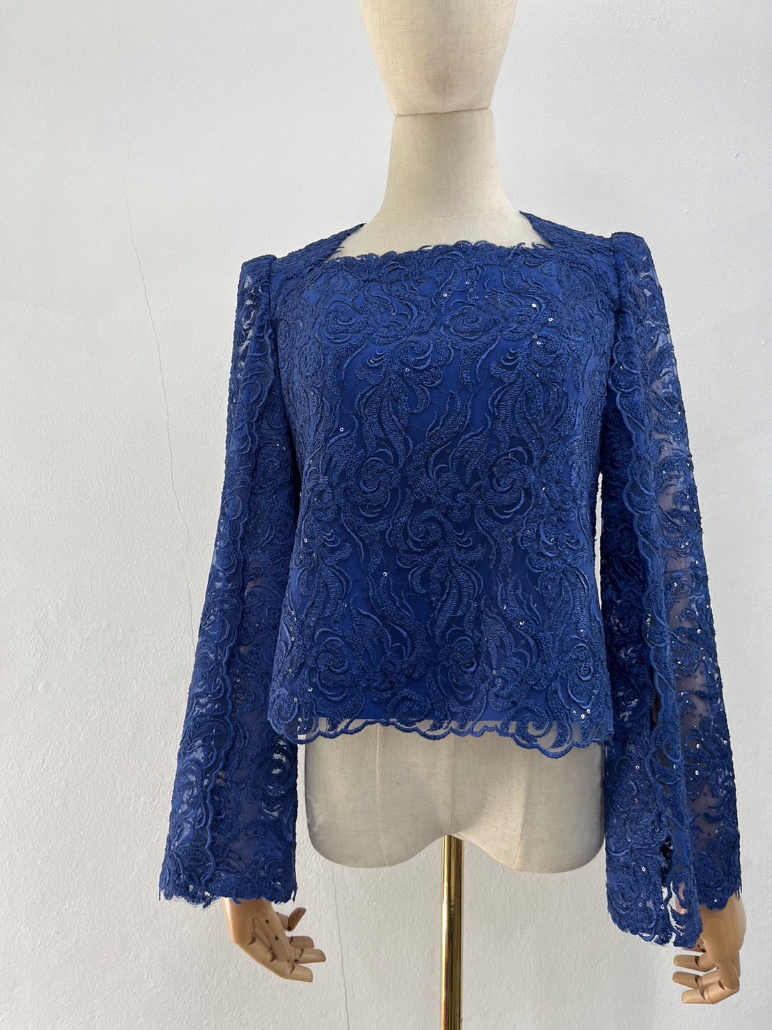 แบบตัด เสื้อผ้าไหมลายลูกไม้ (ไม่รวมผ้า) ตามแบบ chobmai x ARW รหัส CUT-ARW-1110567