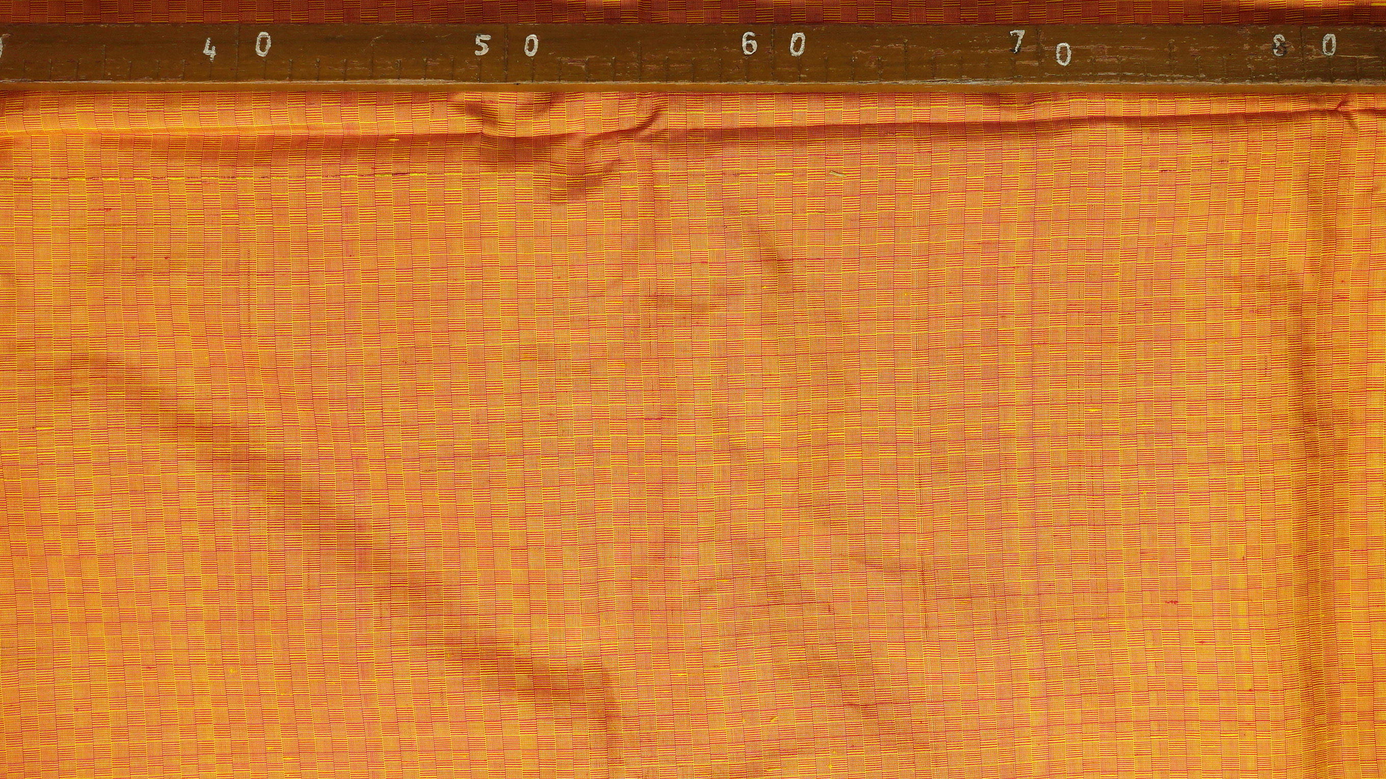 ผ้าไหมลายเกล็ดเต่า เนื้อไหมบ้าน ไหมแท้ สีส้มทอง ขายตามความยาวหลา รหัส R1D-NY-01236803