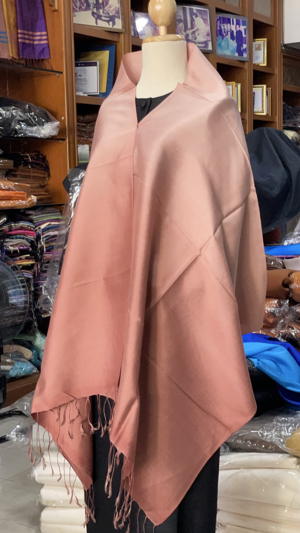 ผ้าคลุมไหล่ผ้าไหม สไลด์สี เนื้อเรียบ ขนาด 60x200ซม. สีส้ม รหัส ZYE-AA-1114684