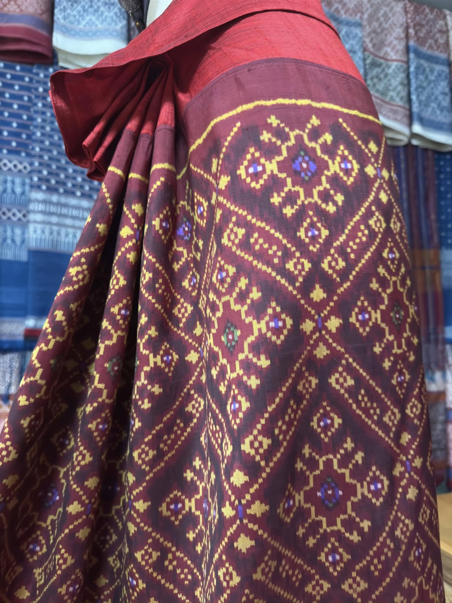 ซิ่น พระตะบอง ผ้าจามทอสามตะกอ ขนาด 115x170ซม พื้นสีแดง รหัส N9-SIL-AJ15